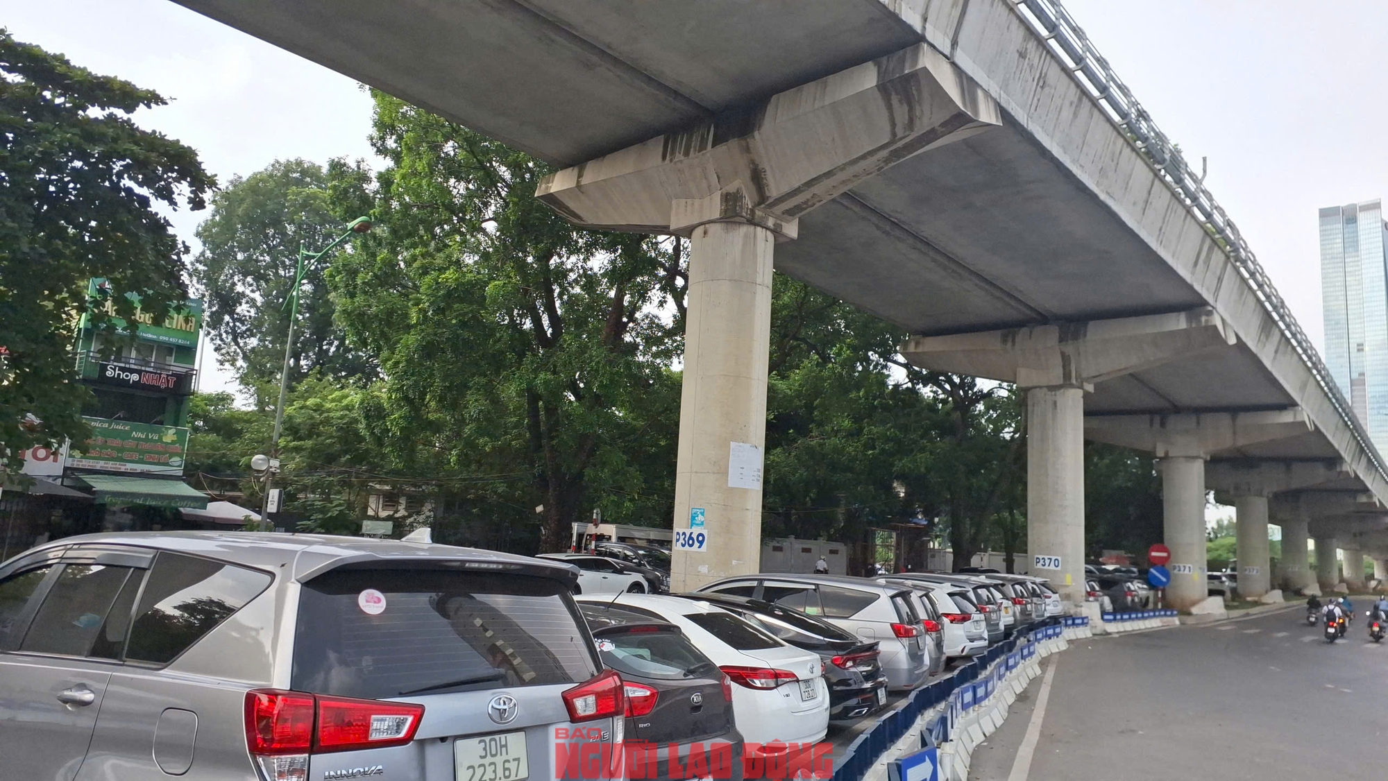 Các bãi giữ xe dưới gầm cầu cạn ở Hà Nội: Chỗ đóng cửa, chỗ vẫn nhận giữ xe- Ảnh 4. Các bãi giữ xe dưới gầm cầu cạn ở Hà Nội: Chỗ đóng cửa, chỗ vẫn nhận giữ xe- Ảnh 4.