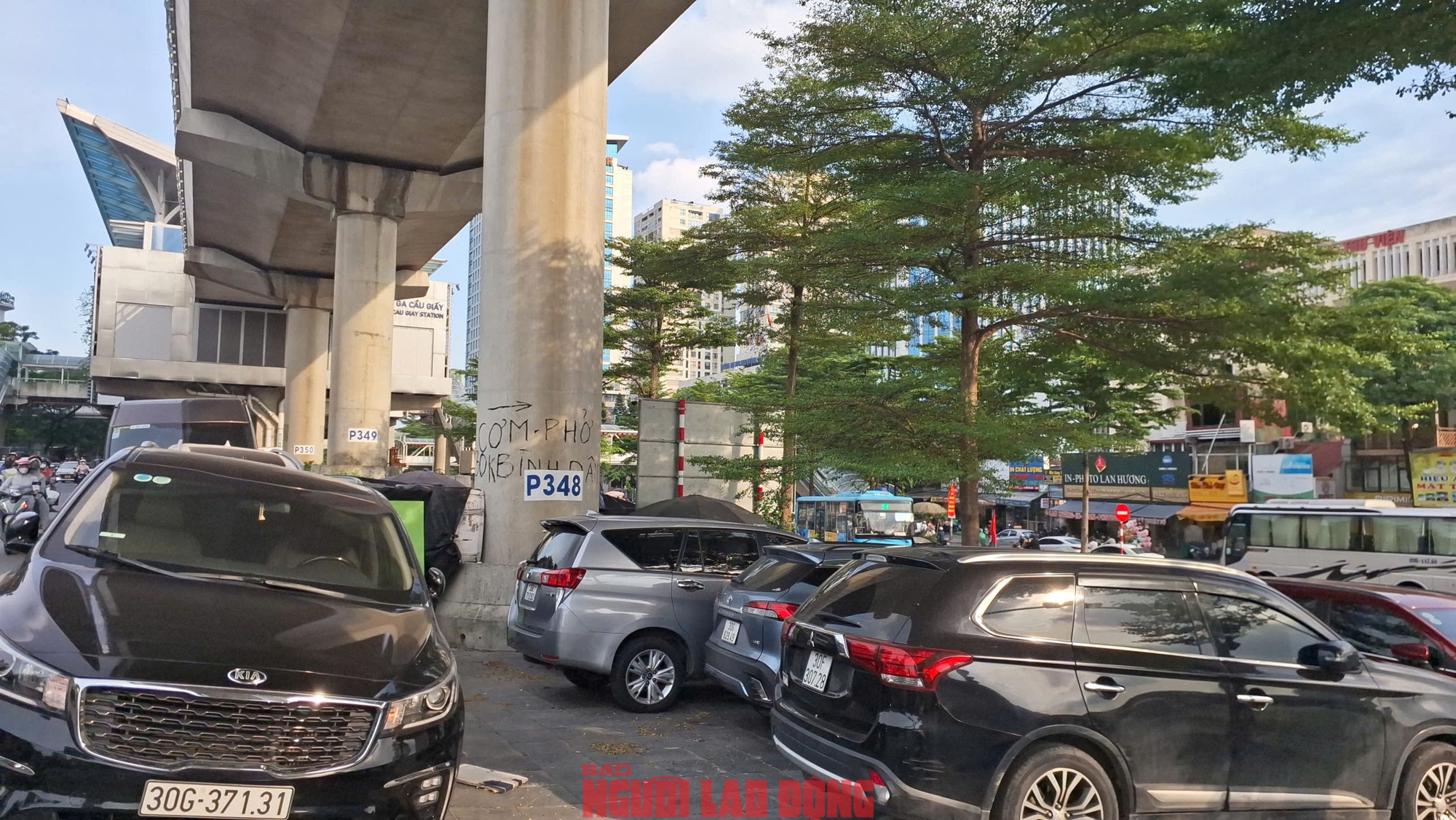 Các bãi giữ xe dưới gầm cầu cạn ở Hà Nội: Chỗ đóng cửa, chỗ vẫn nhận giữ xe- Ảnh 7. Các bãi giữ xe dưới gầm cầu cạn ở Hà Nội: Chỗ đóng cửa, chỗ vẫn nhận giữ xe- Ảnh 7.