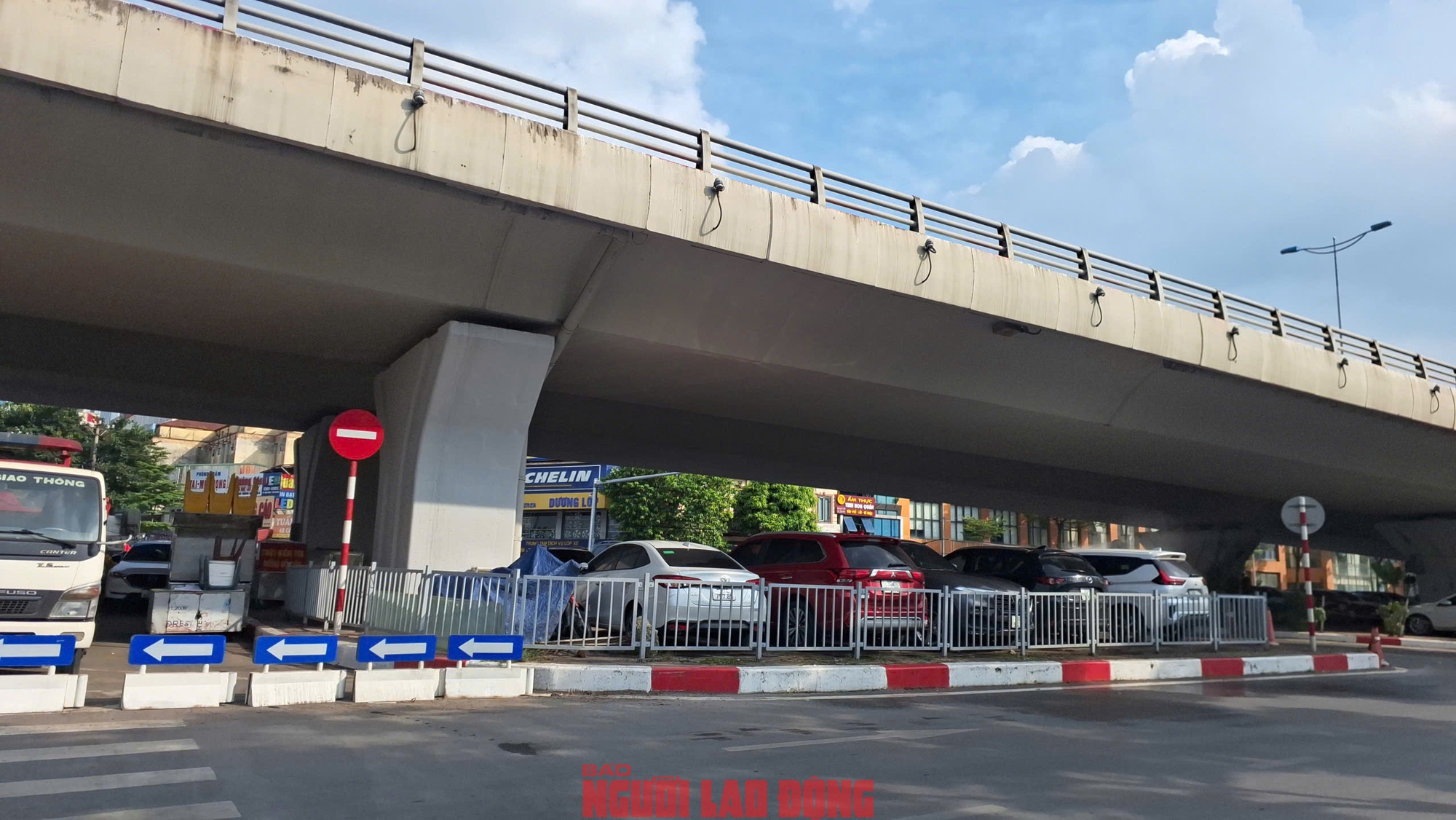 Các bãi giữ xe dưới gầm cầu cạn ở Hà Nội: Chỗ đóng cửa, chỗ vẫn nhận giữ xe- Ảnh 8. Các bãi giữ xe dưới gầm cầu cạn ở Hà Nội: Chỗ đóng cửa, chỗ vẫn nhận giữ xe- Ảnh 8.