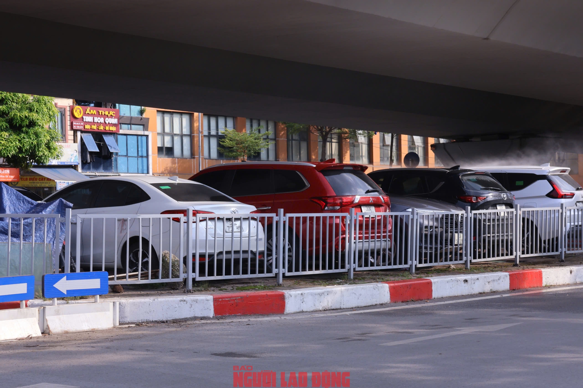 Các bãi giữ xe dưới gầm cầu cạn ở Hà Nội: Chỗ đóng cửa, chỗ vẫn nhận giữ xe- Ảnh 9. Các bãi giữ xe dưới gầm cầu cạn ở Hà Nội: Chỗ đóng cửa, chỗ vẫn nhận giữ xe- Ảnh 9.