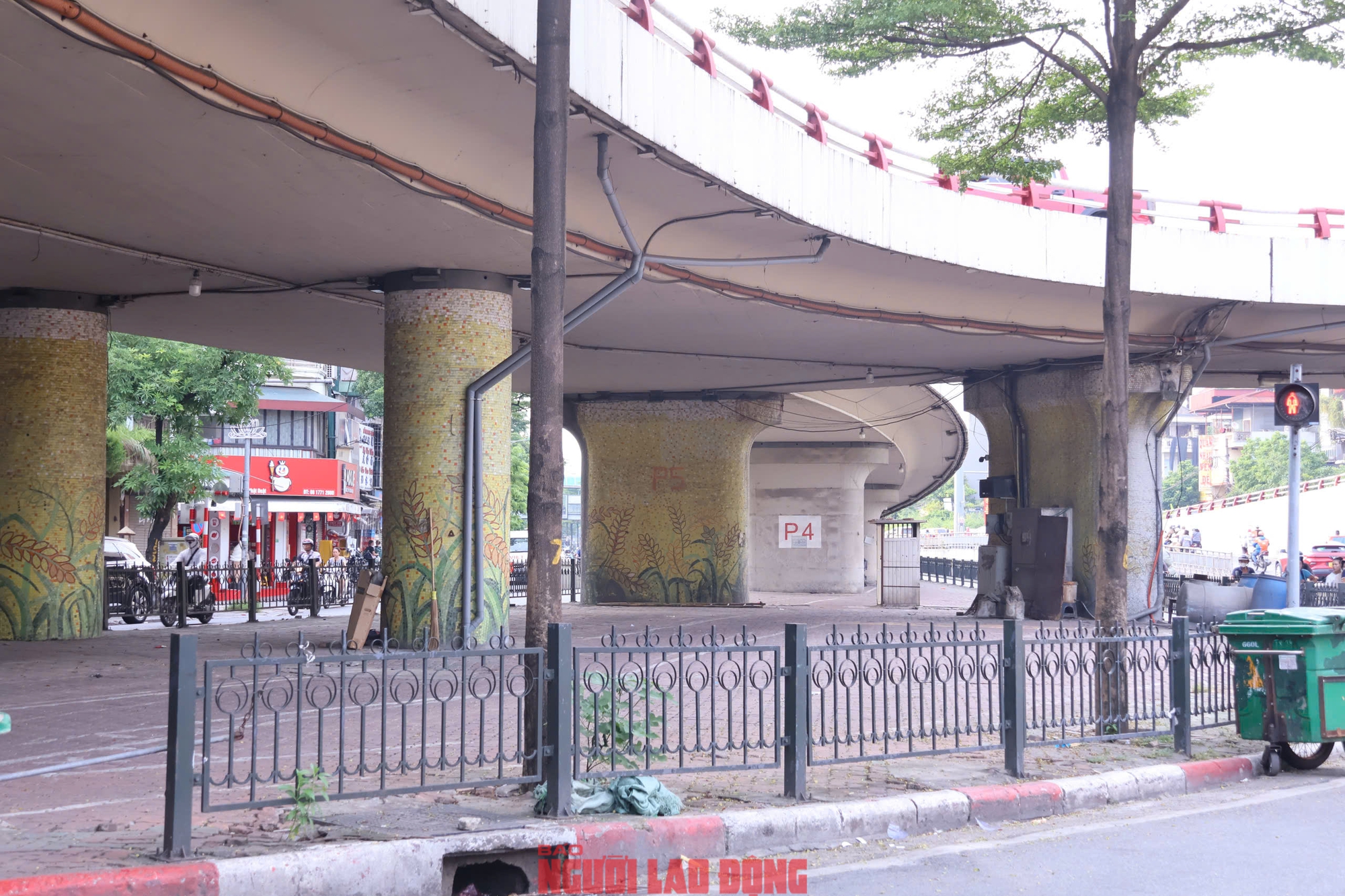 Các bãi giữ xe dưới gầm cầu cạn ở Hà Nội: Chỗ đóng cửa, chỗ vẫn nhận giữ xe- Ảnh 3. Các bãi giữ xe dưới gầm cầu cạn ở Hà Nội: Chỗ đóng cửa, chỗ vẫn nhận giữ xe- Ảnh 3.