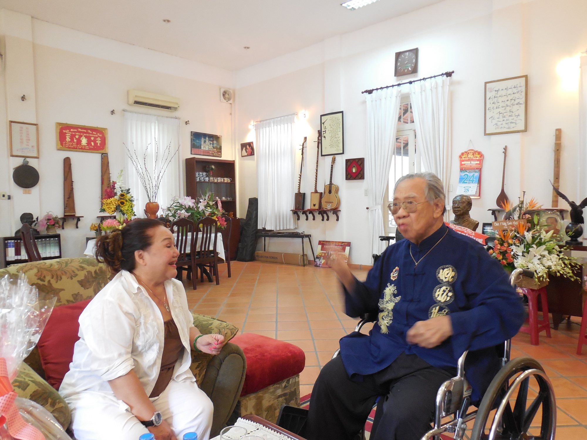 NSND Ngọc Giàu nghẹn ngào nhớ về cố GS-TS Trần Văn Khê- Ảnh 1. NSND Ngọc Giàu nghẹn ngào nhớ về cố GS-TS Trần Văn Khê- Ảnh 1.