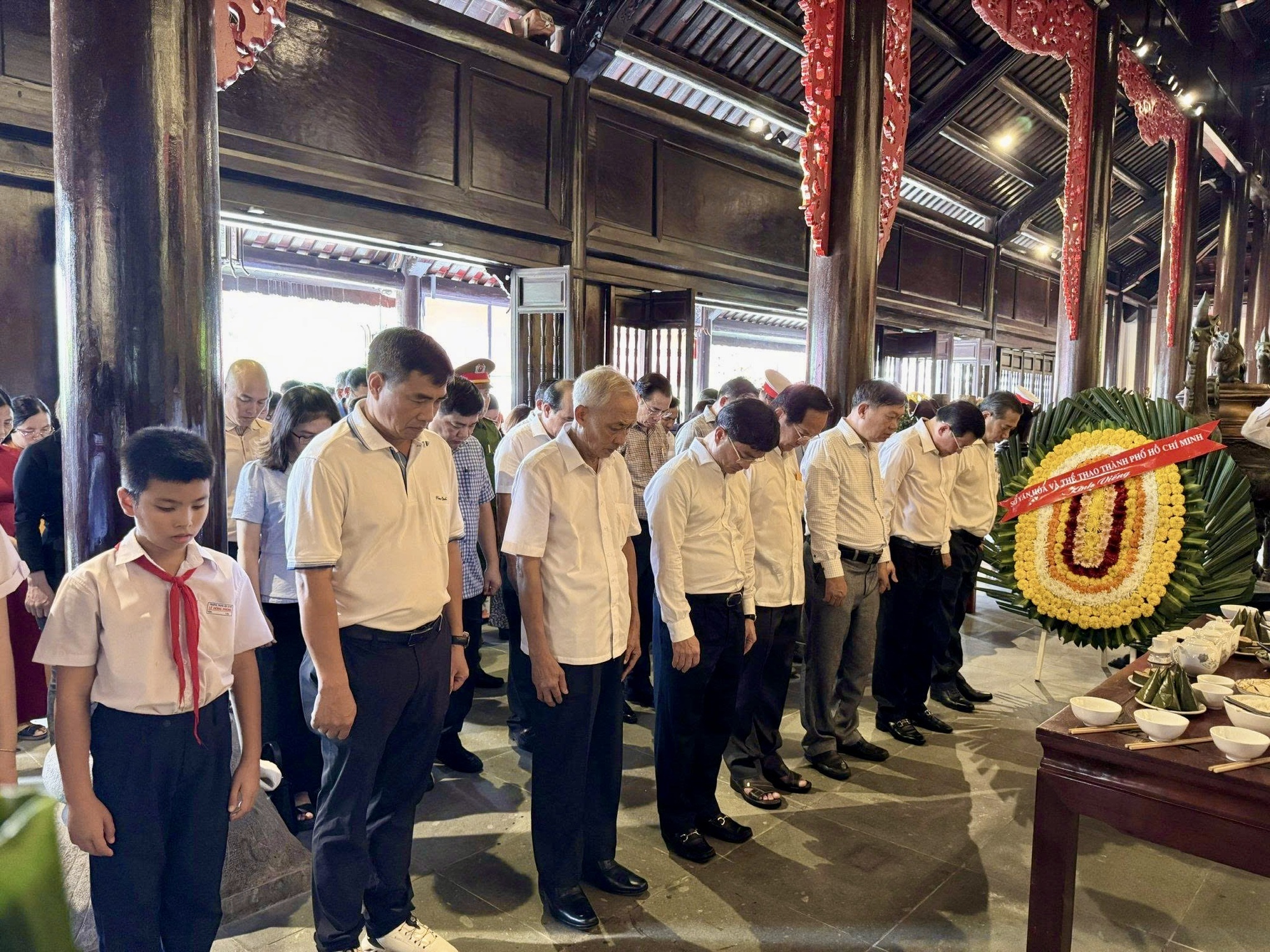 Dâng hương, dâng hoa tưởng niệm 83 năm ngày hy sinh của cố Tổng Bí thư Lê Hồng Phong- Ảnh 2. Dâng hương, dâng hoa tưởng niệm 83 năm ngày hy sinh của cố Tổng Bí thư Lê Hồng Phong- Ảnh 2.