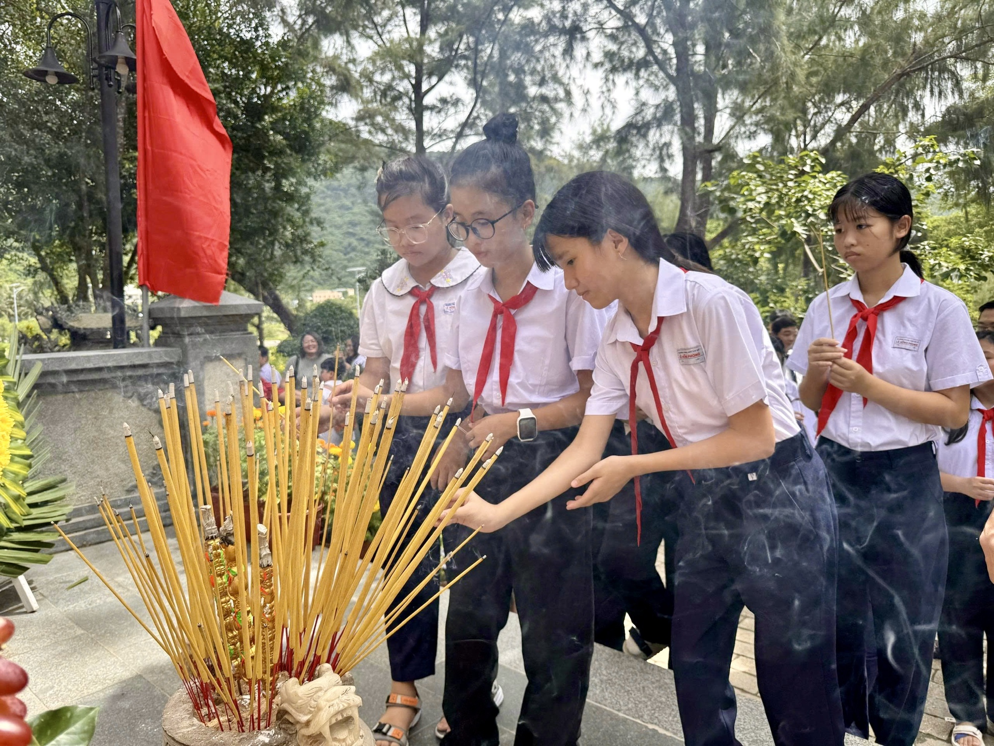 Dâng hương, dâng hoa tưởng niệm 83 năm ngày hy sinh của cố Tổng Bí thư Lê Hồng Phong- Ảnh 3. Dâng hương, dâng hoa tưởng niệm 83 năm ngày hy sinh của cố Tổng Bí thư Lê Hồng Phong- Ảnh 3.