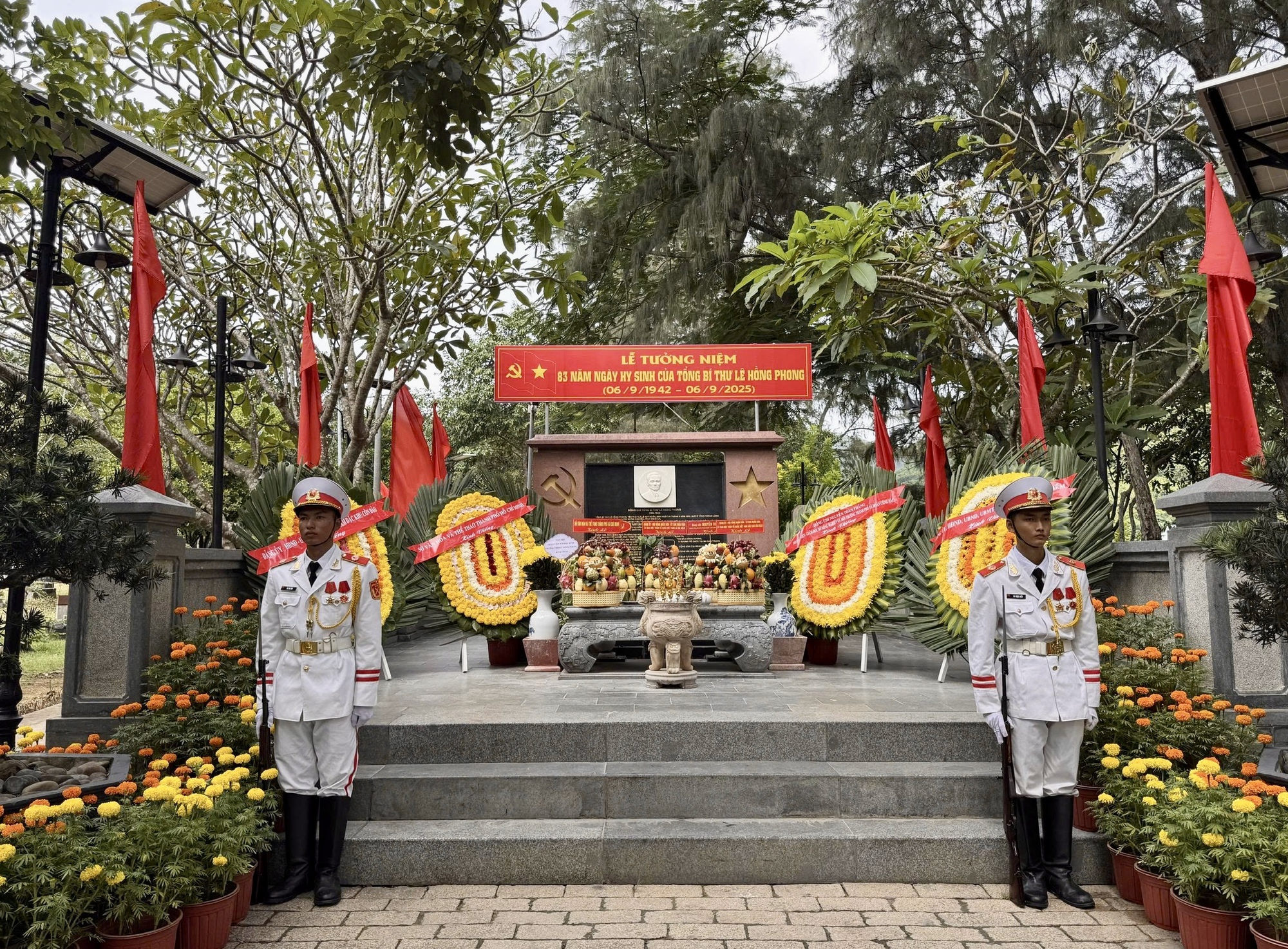 Dâng hương, dâng hoa tưởng niệm 83 năm ngày hy sinh của cố Tổng Bí thư Lê Hồng Phong- Ảnh 1. Dâng hương, dâng hoa tưởng niệm 83 năm ngày hy sinh của cố Tổng Bí thư Lê Hồng Phong- Ảnh 1.