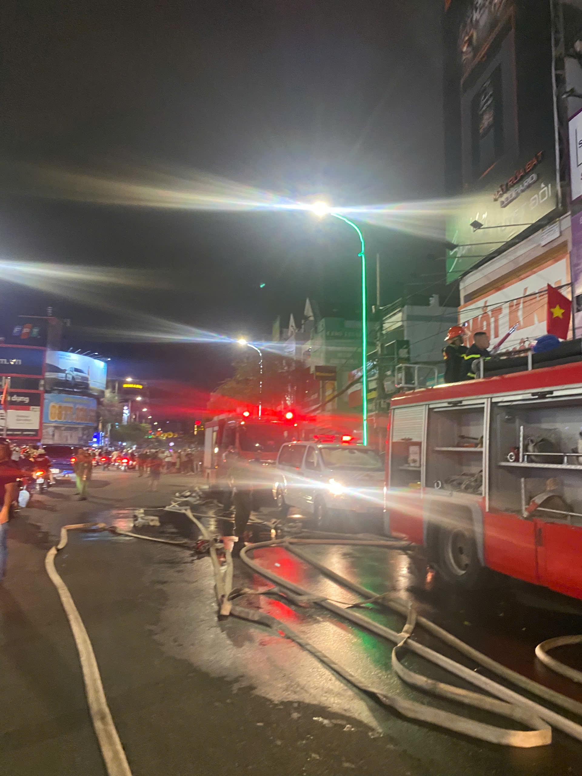 Cháy dữ dội tại ngôi nhà 5 tầng ở Nha Trang, thương vong hiện chưa xác định- Ảnh 2. Cháy dữ dội tại ngôi nhà 5 tầng ở Nha Trang, thương vong hiện chưa xác định- Ảnh 2.