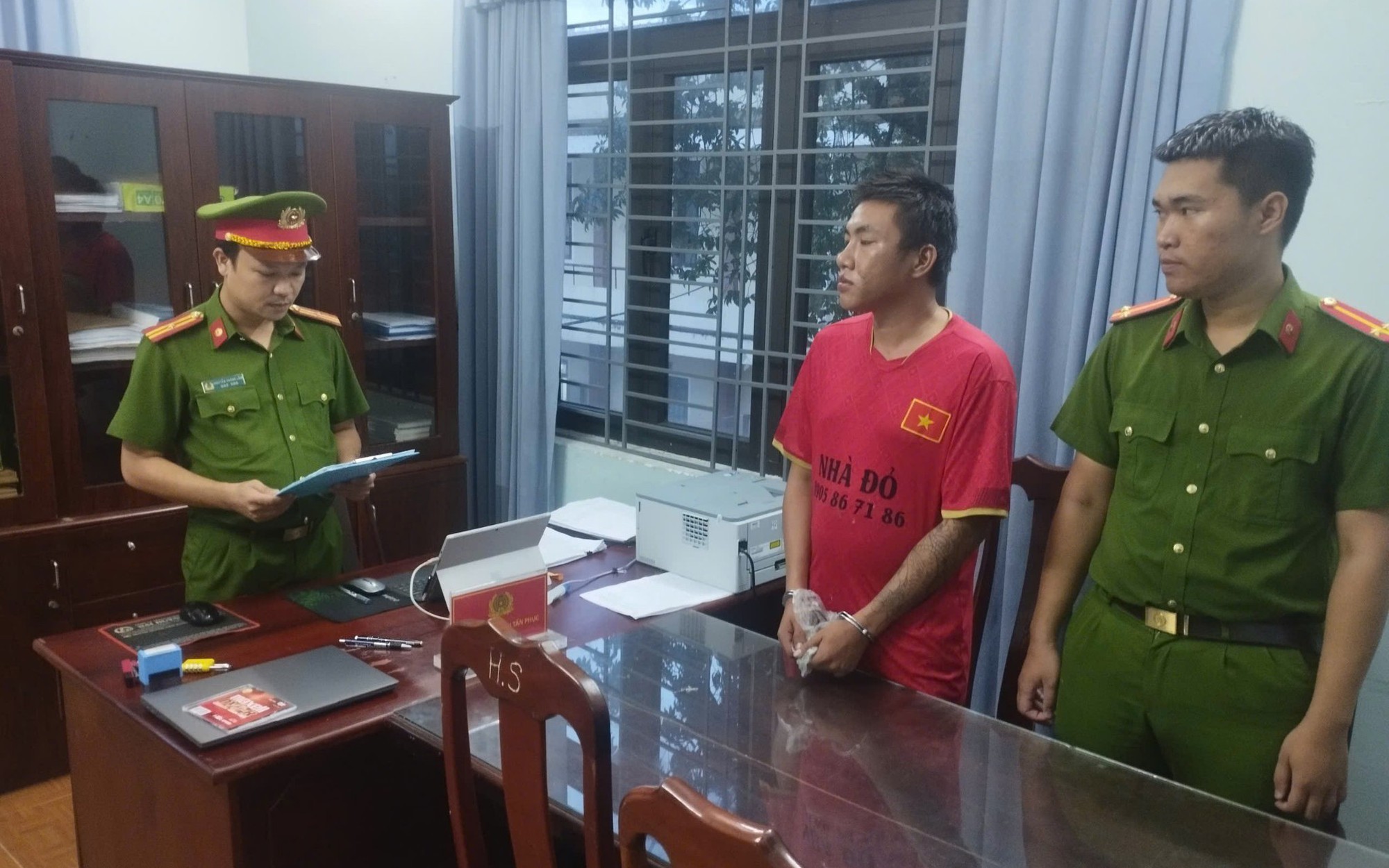 Người đàn ông chém đôi nam nữ trong phòng trọ tại Quảng Ngãi gây hoang mang dư luận - Ảnh 1.
