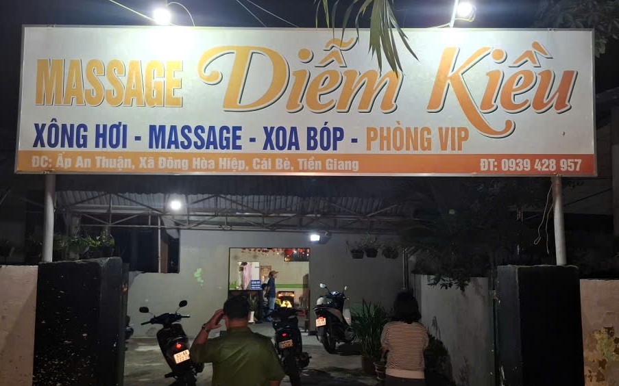 Bắt giữ "tú bà" quản lý nhiều nhân viên phục vụ quán karaoke kèm bán dâm- Ảnh 3.