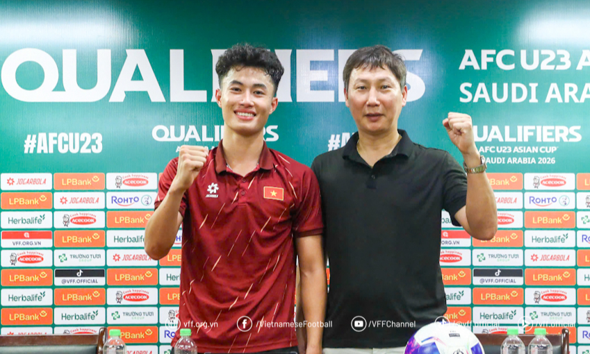 Nguyen Van Truong a devenit noul lider al echipei U23 Vietnam în victoria împotriva echipei U23 Singapore - Foto 2. Nguyễn Văn Trường trở thành thủ lĩnh mới của U23 Việt Nam trong chiến thắng U23 Singapore - Ảnh 2.