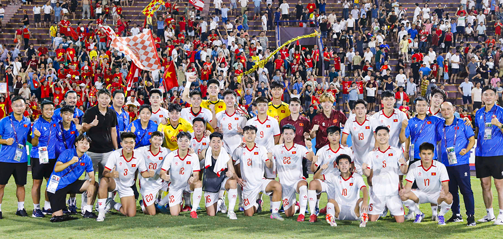 Nguyen Van Truong a devenit noul lider al echipei U23 Vietnam în victoria împotriva echipei U23 Singapore - Foto 1. Nguyễn Văn Trường trở thành thủ lĩnh mới của U23 Việt Nam trong chiến thắng U23 Singapore - Ảnh 1.