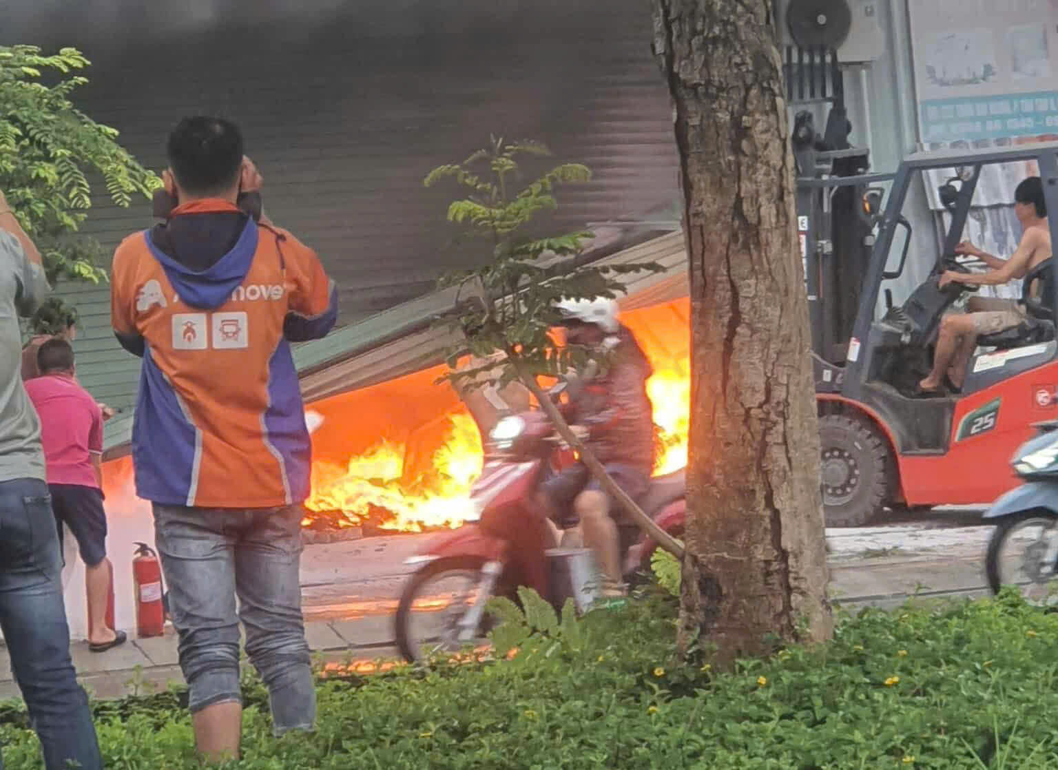 Kho hàng cháy lớn giữa cơn mưa chiều ở TP HCM thiêu rụi nhiều tài sản - Ảnh 1. Kho hàng cháy lớn giữa cơn mưa chiều ở TP HCM thiêu rụi nhiều tài sản - Ảnh 1.