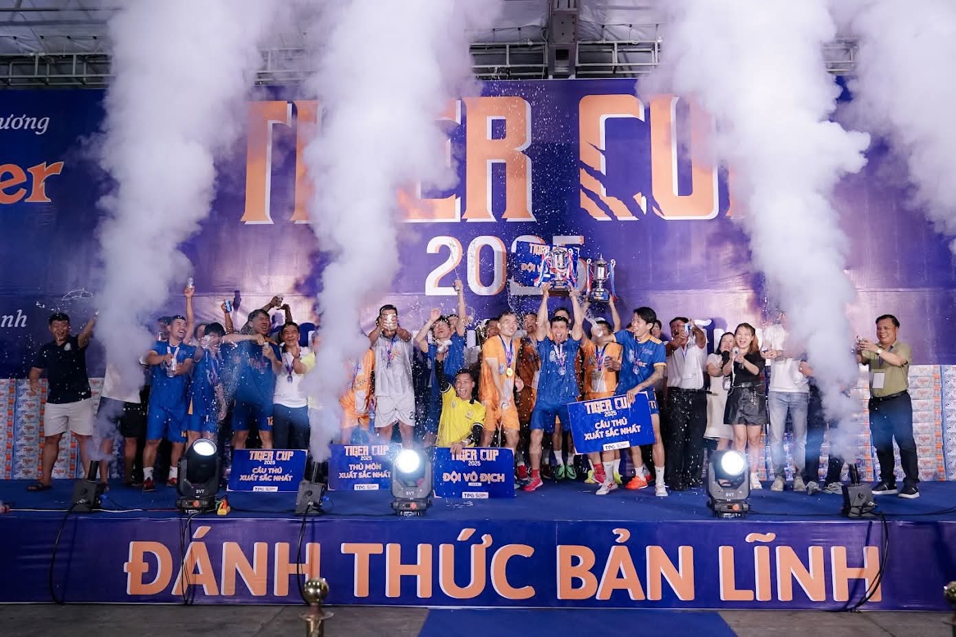 Tony Bình Dương giành cú đúp danh hiệu ở sân chơi “trong lồng” Tiger Cup 2025- Ảnh 1. Tony Bình Dương giành cú đúp danh hiệu ở sân chơi “trong lồng” Tiger Cup 2025- Ảnh 1.