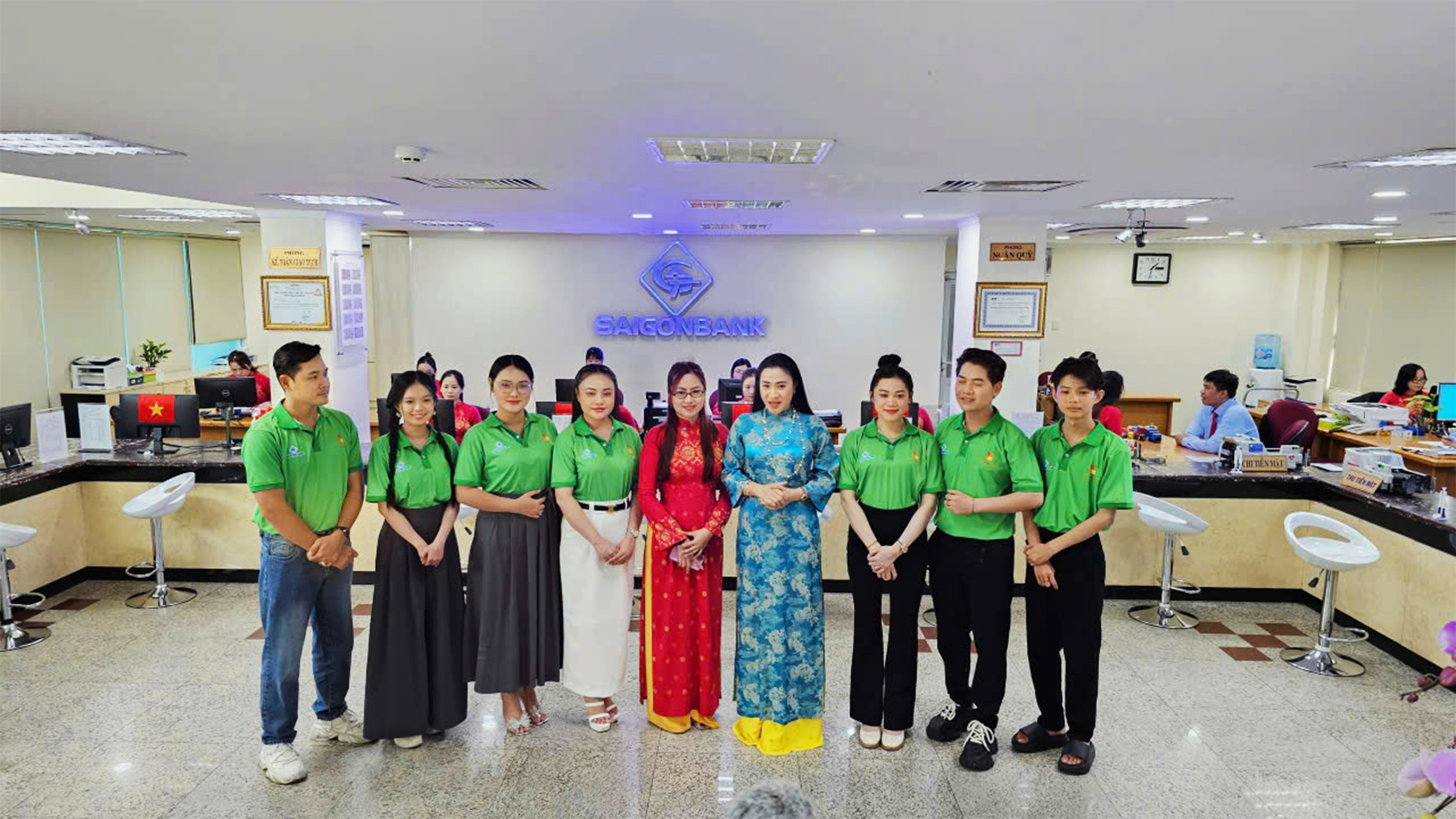 7 thí sinh chung kết Chuông Vàng vọng cổ thăm, tri ân đơn vị 20 năm đồng hành- Ảnh 2. 7 thí sinh chung kết Chuông Vàng vọng cổ thăm, tri ân đơn vị 20 năm đồng hành- Ảnh 2.