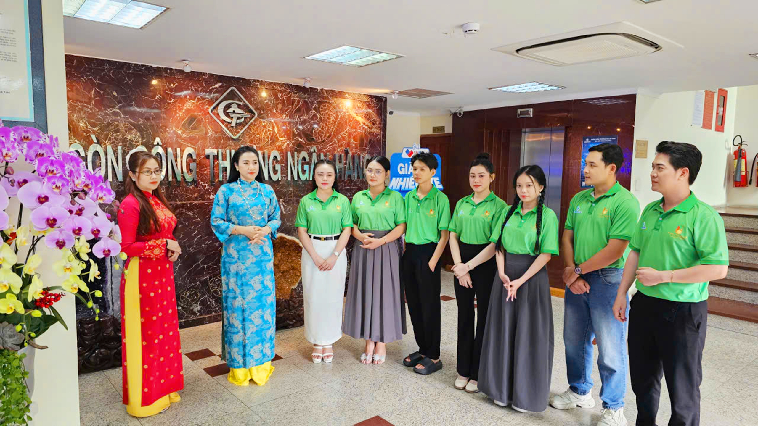 7 thí sinh chung kết Chuông Vàng vọng cổ thăm, tri ân đơn vị 20 năm đồng hành- Ảnh 5. 7 thí sinh chung kết Chuông Vàng vọng cổ thăm, tri ân đơn vị 20 năm đồng hành- Ảnh 5.