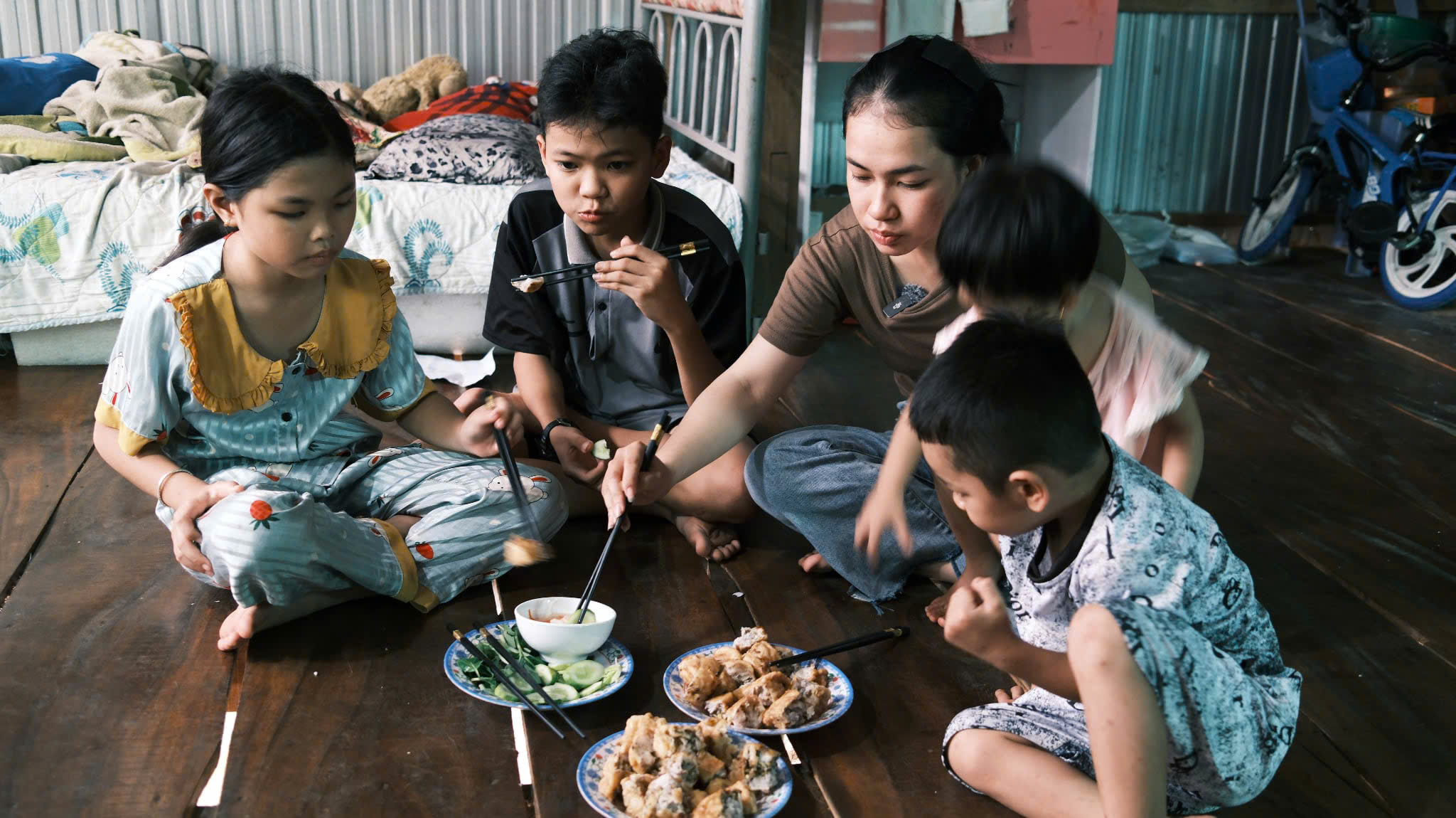 Xót cảnh 5 chị em mồ côi - Ảnh 1.