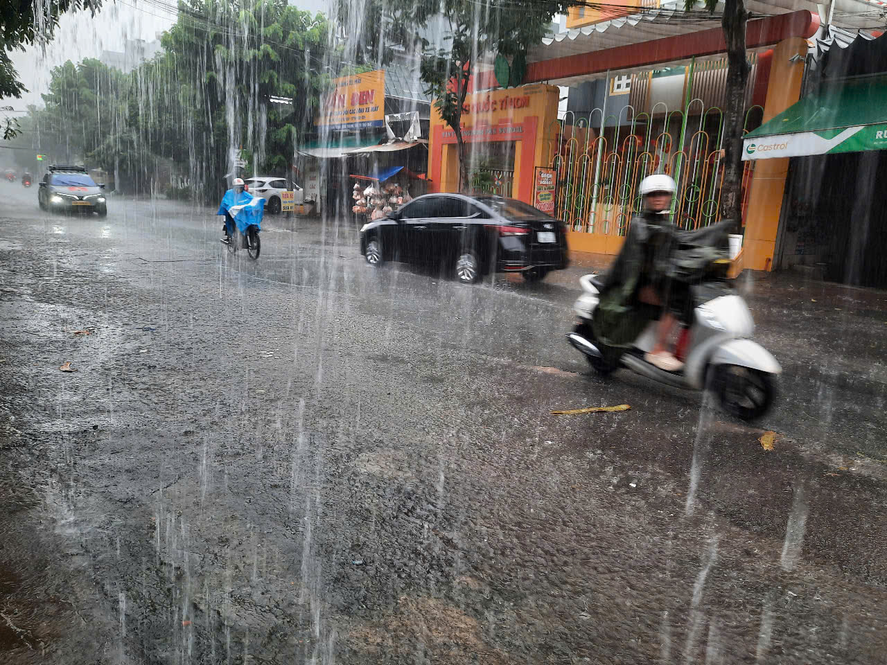 Cơn mưa kéo dài ở TP HCM - Ảnh 2.