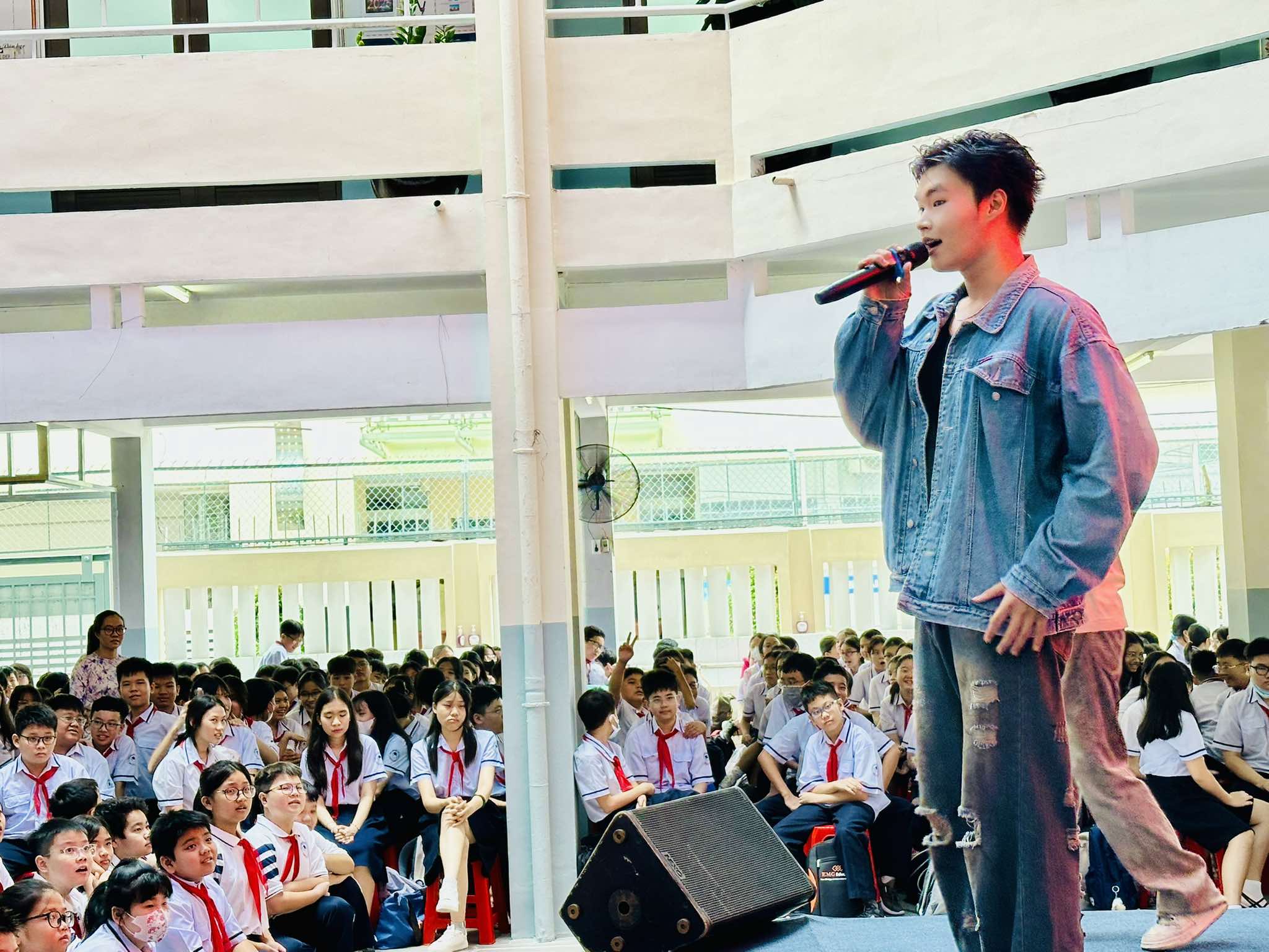 „School Stage” începe în orașul Ho Chi Minh: Răspândind dragostea pentru muzică și arte populare - Fotografia 8.