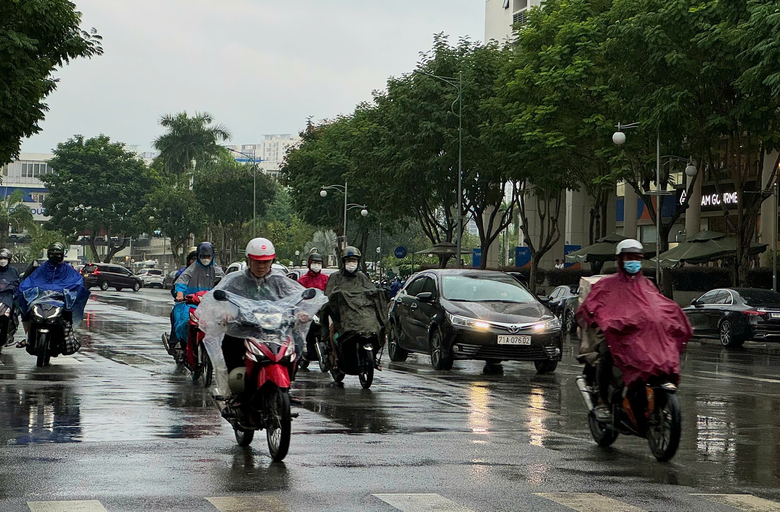 Cơn mưa kéo dài ở TP HCM - Ảnh 1.