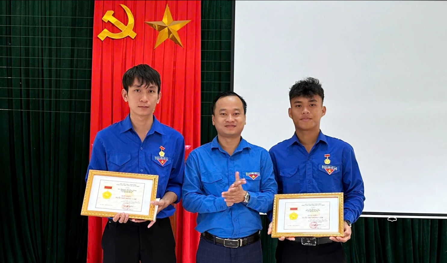 Hai chàng trai lao xuống sông Kiến Giang cứu người phụ nữ nhảy cầu tự tử - Ảnh 1. Hai chàng trai lao xuống sông Kiến Giang cứu người phụ nữ nhảy cầu tự tử - Ảnh 1.