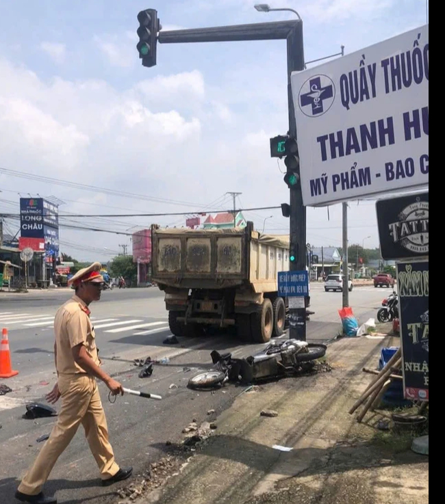 Hiện trường xe ben tông hàng loạt phương tiện đang chờ đèn đỏ ở TP HCM- Ảnh 2. Hiện trường xe ben tông hàng loạt phương tiện đang chờ đèn đỏ ở TP HCM- Ảnh 2.