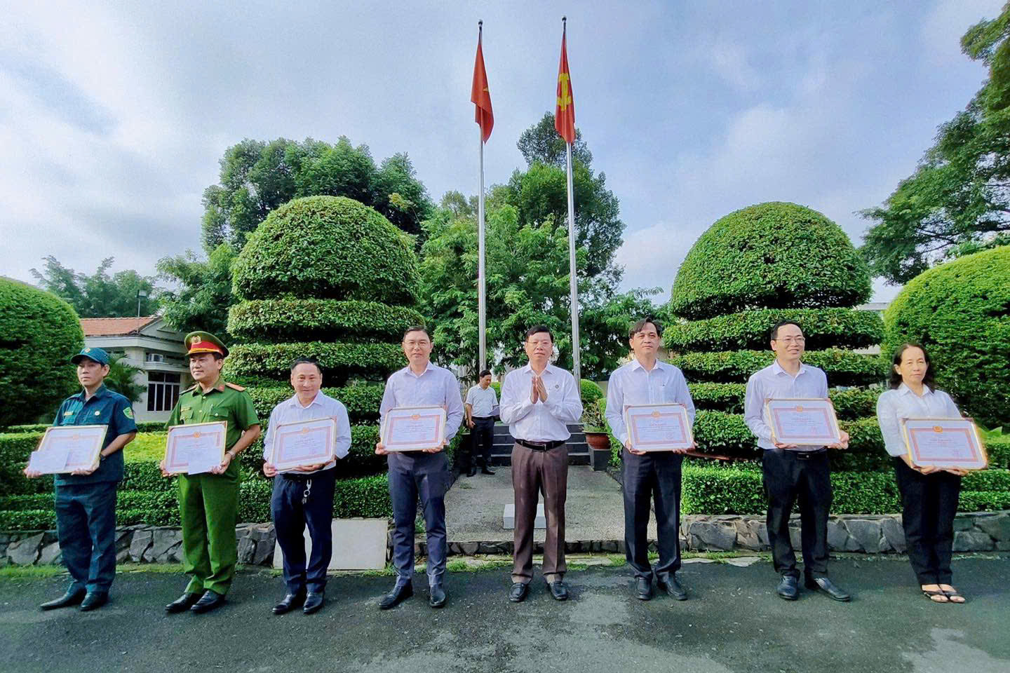 Phường Bình Thạnh khen thưởng cán bộ thực hiện mô hình chính quyền địa phương 2 cấp - Ảnh 1.