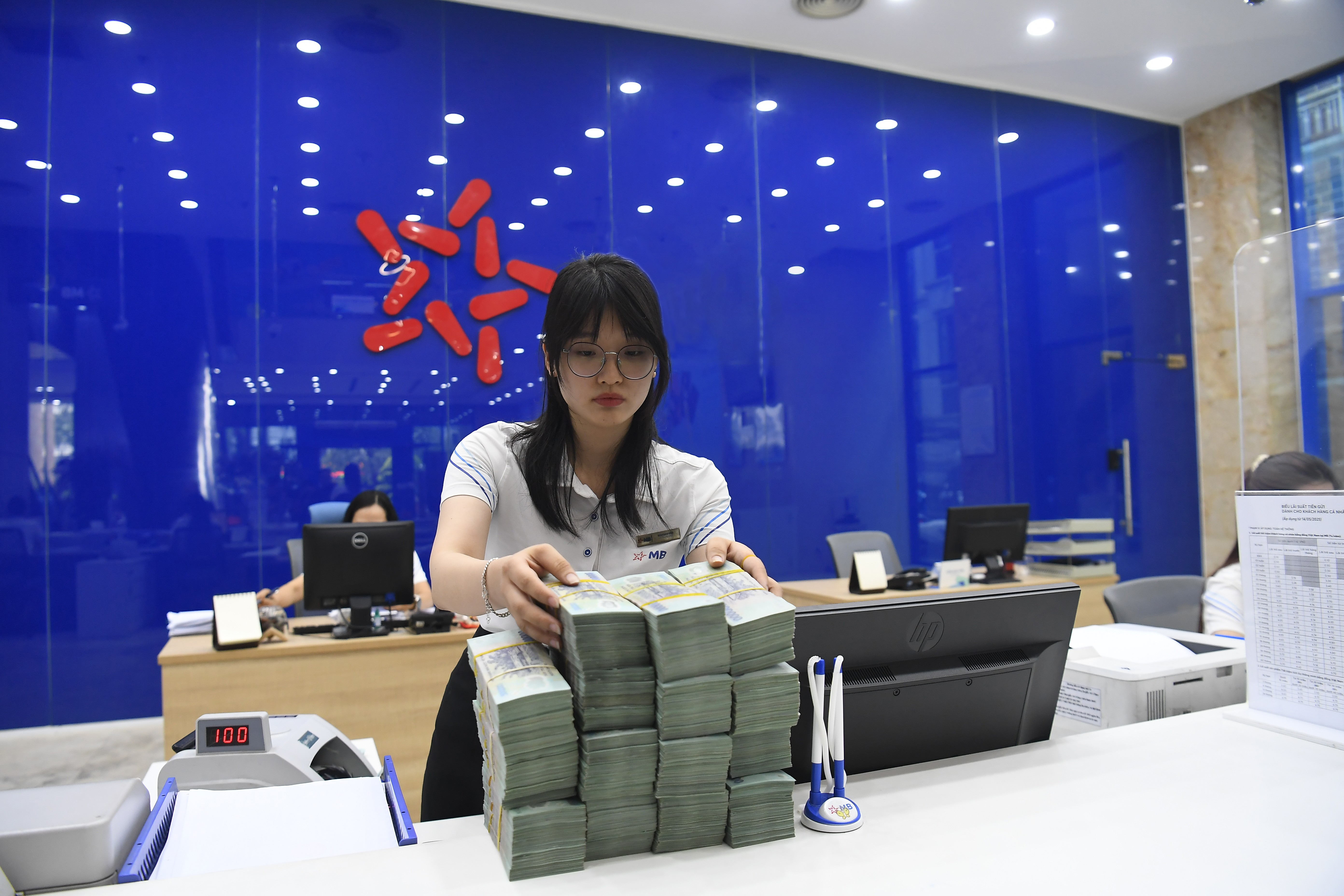 Giữ ổn định lãi suất và tỉ giá để thúc đẩy tăng trưởng kinh tế - Ảnh 1. Giữ ổn định lãi suất và tỉ giá để thúc đẩy tăng trưởng kinh tế - Ảnh 1.