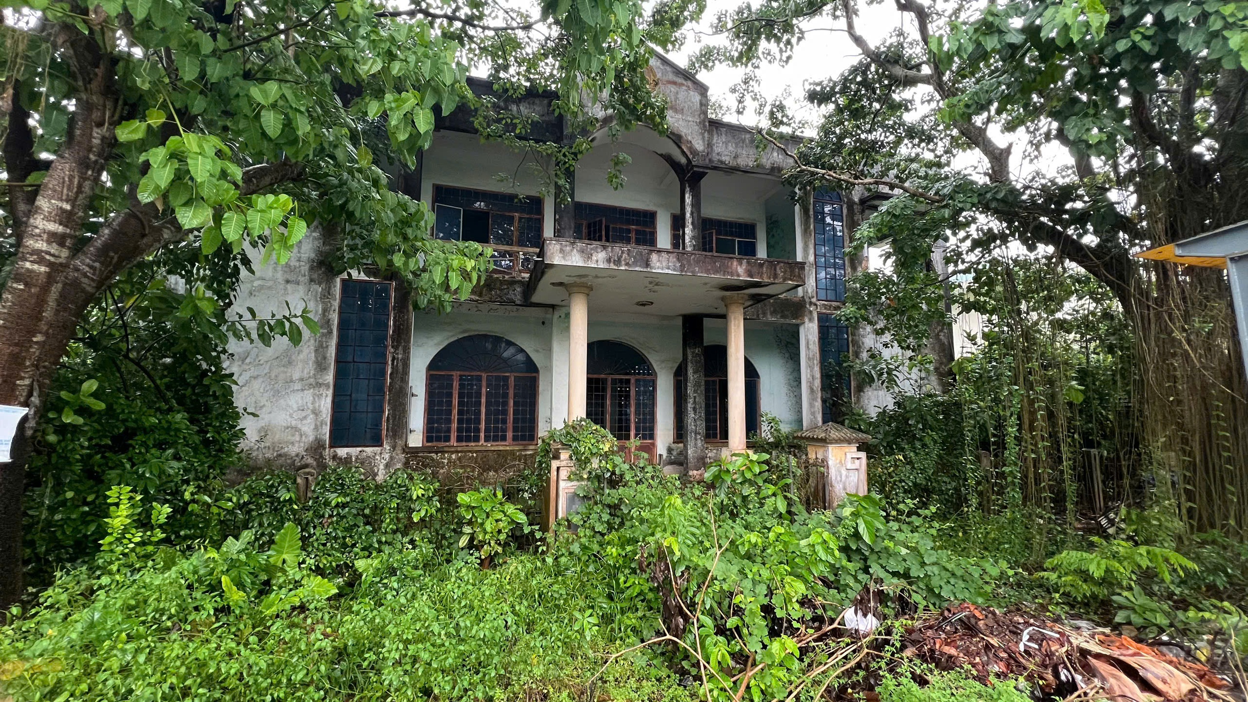 Huế tìm phương án xử lý hiệu quả cho ngôi nhà hoang ven Quốc lộ 49 - Ảnh 1.