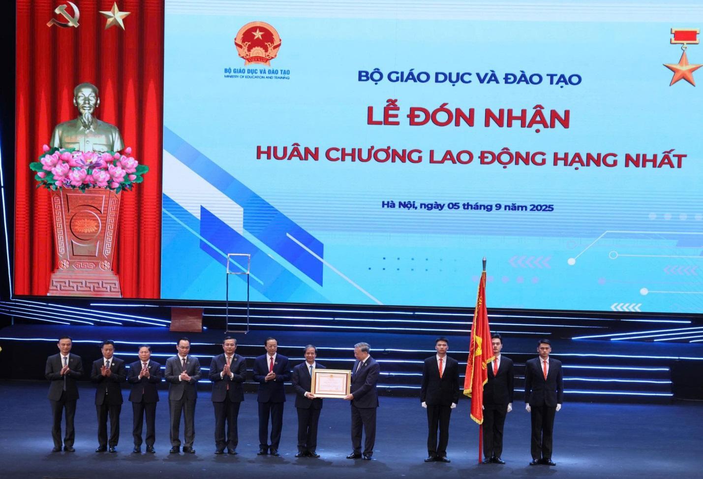 Lễ kỷ niệm 80 năm truyền thống ngành Giáo dục và khai giảng năm học 2025 - 2026- Ảnh 3. Lễ kỷ niệm 80 năm truyền thống ngành Giáo dục và khai giảng năm học 2025 - 2026- Ảnh 3.