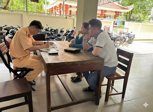 Tài xế ô tô TP HCM dằn mặt xe khác , bị xử phạt vi phạm giao thông - Ảnh 1. Tài xế ô tô TP HCM dằn mặt xe khác , bị xử phạt vi phạm giao thông - Ảnh 1.