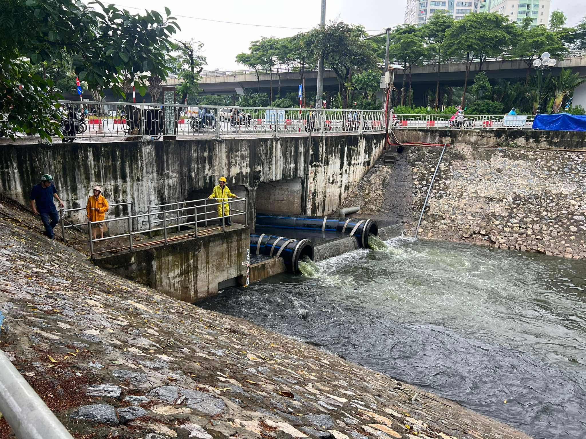 Hà Nội chính thức bổ cập nước từ hồ Tây cho sông Tô Lịch hồi sinh - Ảnh 1.