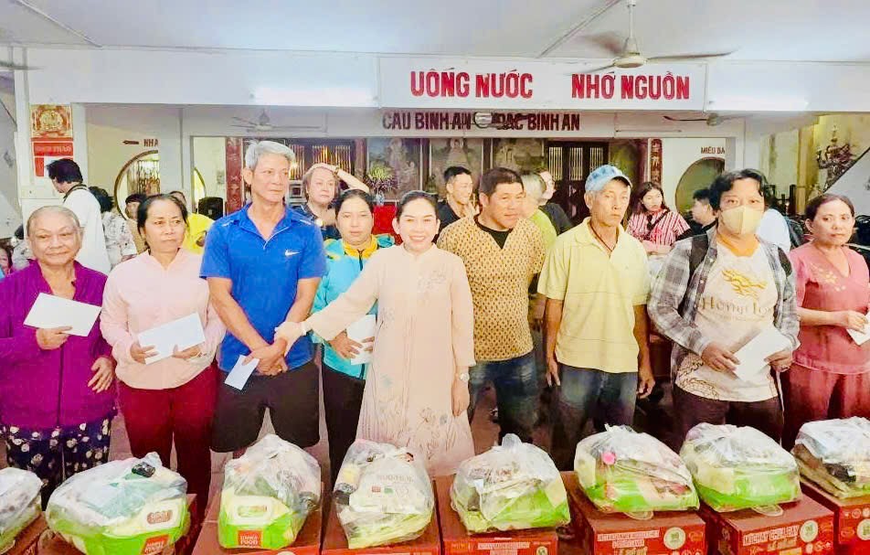 Nghệ sĩ đoàn Huỳnh Long tưởng nhớ cố nghệ sĩ, soạn giả Bạch Mai- Ảnh 8.