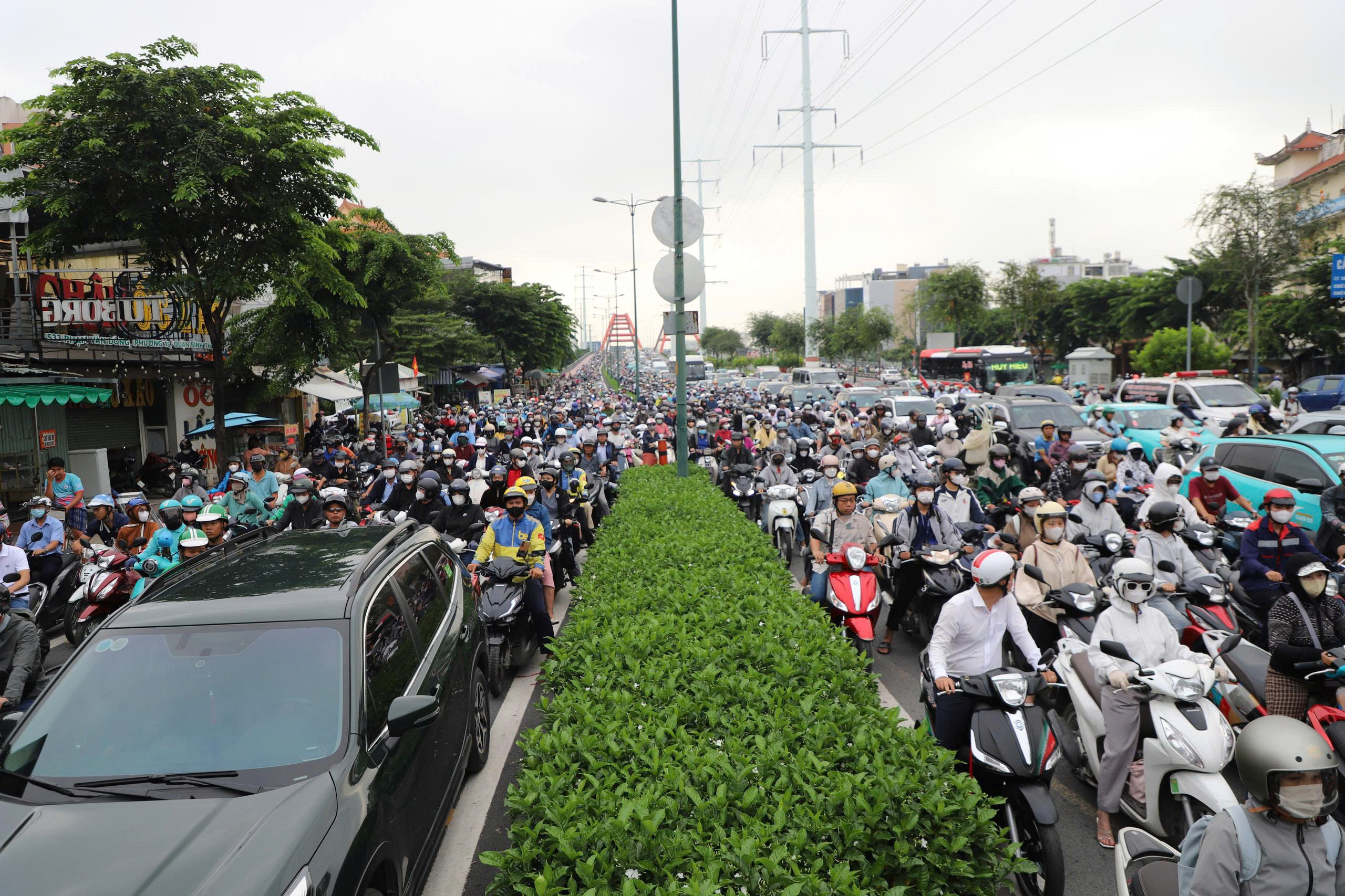 Gỡ ùn tắc cầu Bình Triệu: Phân luồng, khôi phục bến phà- Ảnh 1. Gỡ ùn tắc cầu Bình Triệu: Phân luồng, khôi phục bến phà- Ảnh 1.