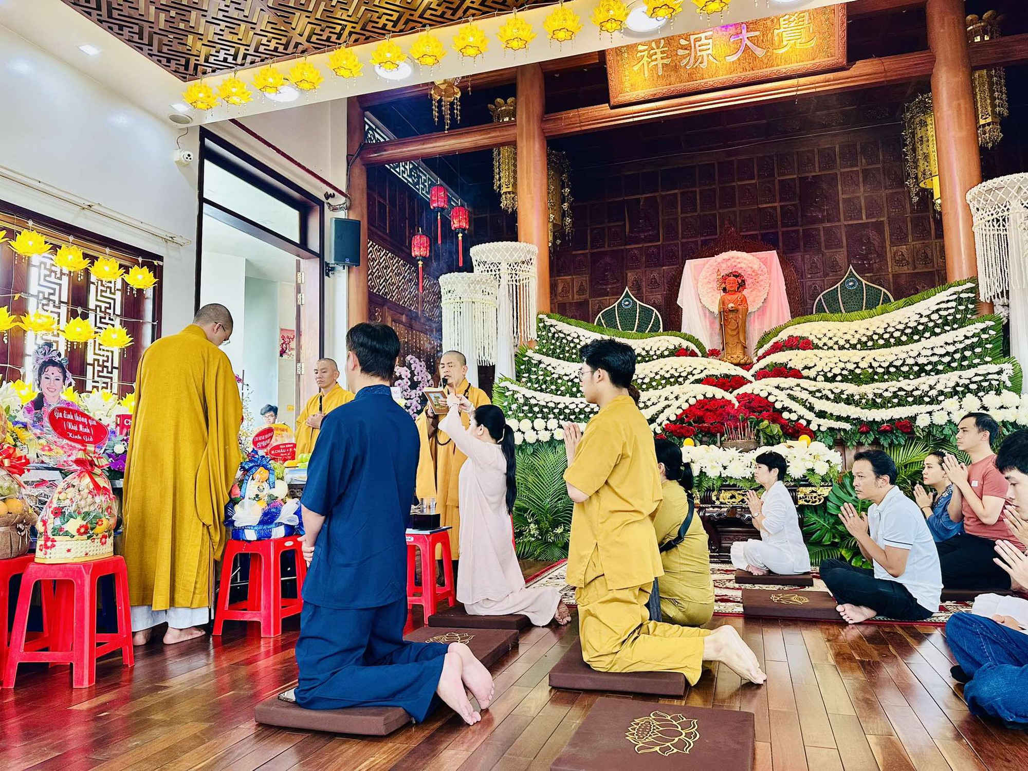 Nghệ sĩ đoàn Huỳnh Long tưởng nhớ cố nghệ sĩ, soạn giả Bạch Mai- Ảnh 1.