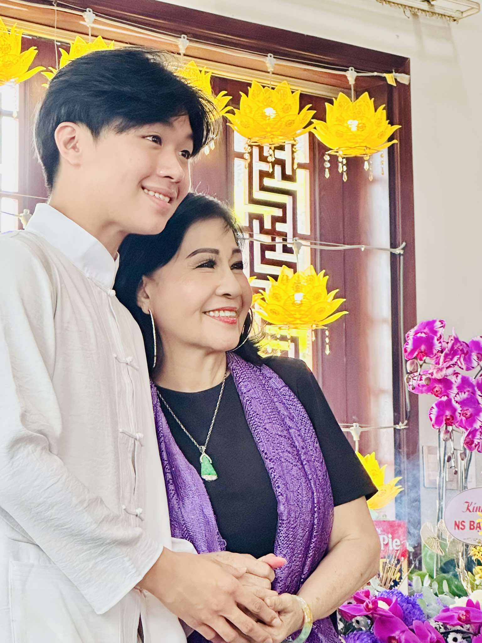 Nghệ sĩ đoàn Huỳnh Long tưởng nhớ cố nghệ sĩ, soạn giả Bạch Mai- Ảnh 4.