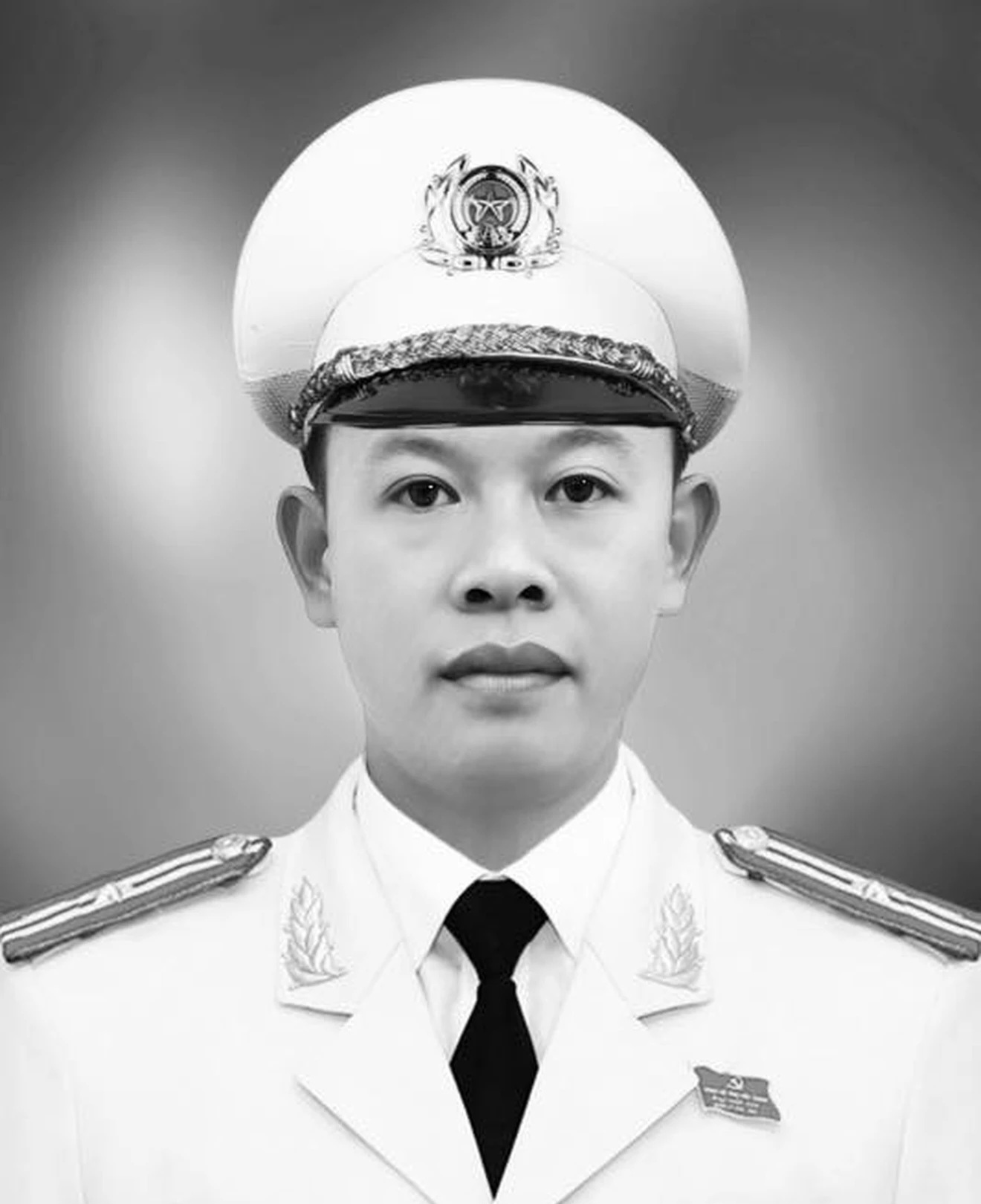 Người vợ sắp sinh con ngã khuỵu khi nghe tin chồng là thiếu tá công an hy sinh - Ảnh 2. Người vợ sắp sinh con ngã khuỵu khi nghe tin chồng là thiếu tá công an hy sinh - Ảnh 2.