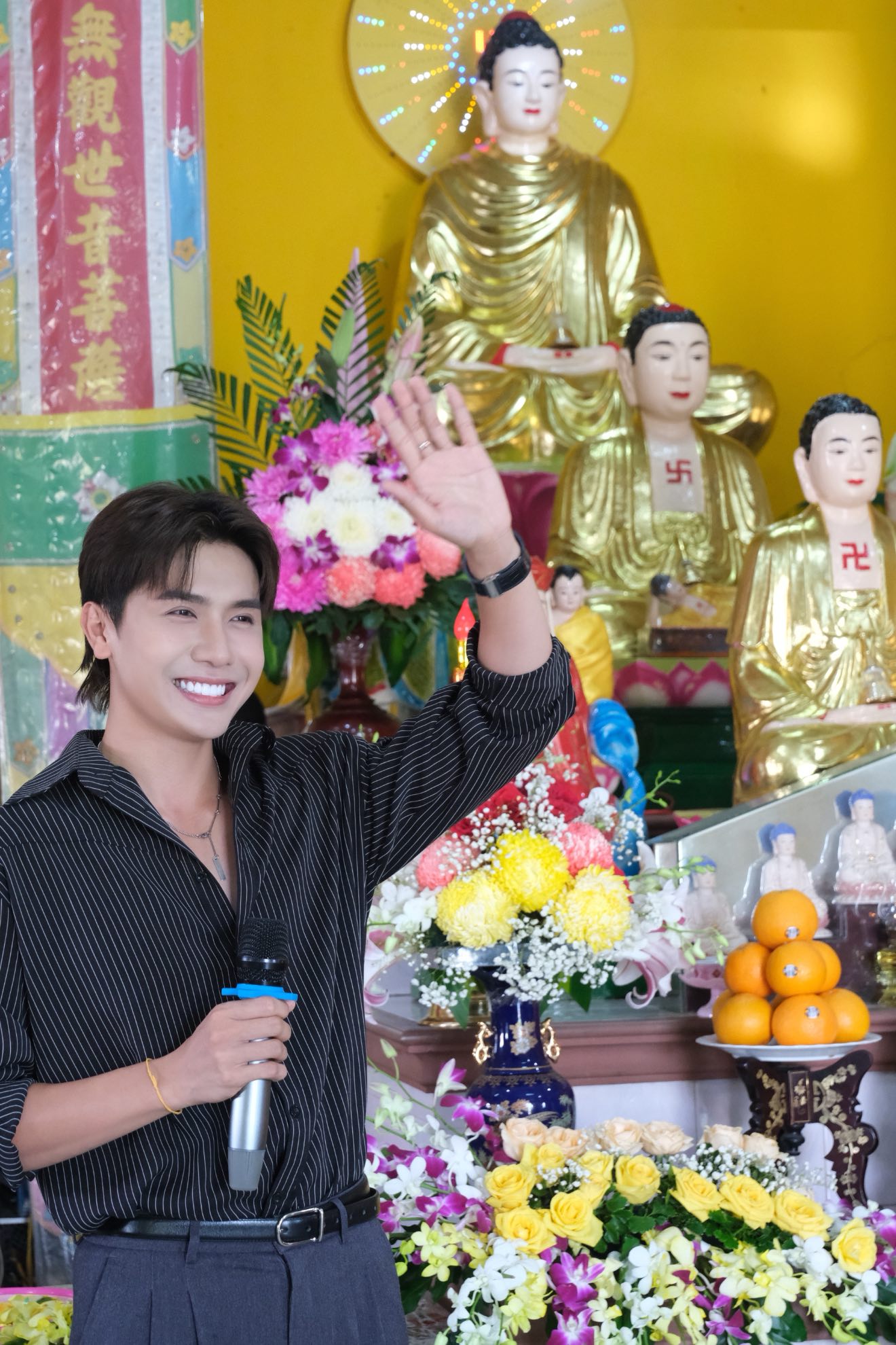 NSƯT Vũ Luân, ca sĩ Phạm Anh Tuấn trao quà cho bà con nghèo Mùa Vu Lan- Ảnh 3. NSƯT Vũ Luân, ca sĩ Phạm Anh Tuấn trao quà cho bà con nghèo Mùa Vu Lan- Ảnh 3.