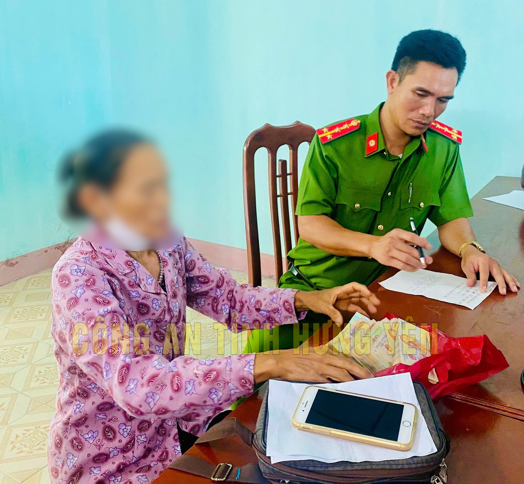 Cụ bà 72 tuổi mang 120 triệu đồng đến công an xã nhờ chuyển cho "công an rởm"- Ảnh 1.
