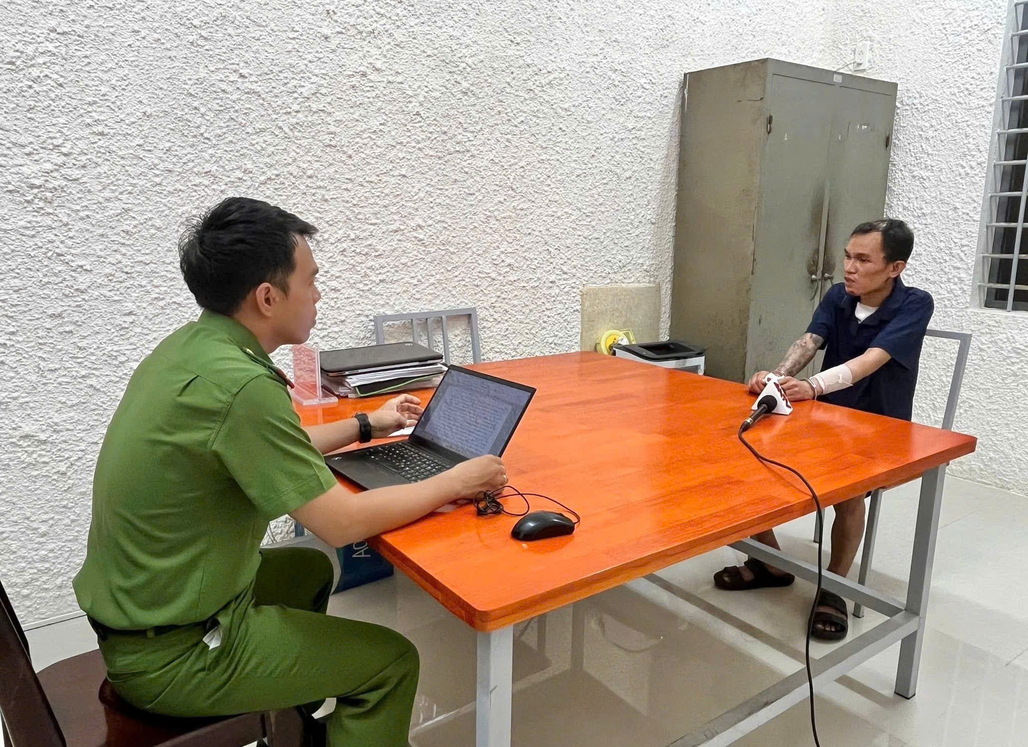 Kẻ sát hại thiếu tá Nguyễn Đông Cánh bị khởi tố điều tra về tội giết người - Ảnh 2. Kẻ sát hại thiếu tá Nguyễn Đông Cánh bị khởi tố điều tra về tội giết người - Ảnh 2.