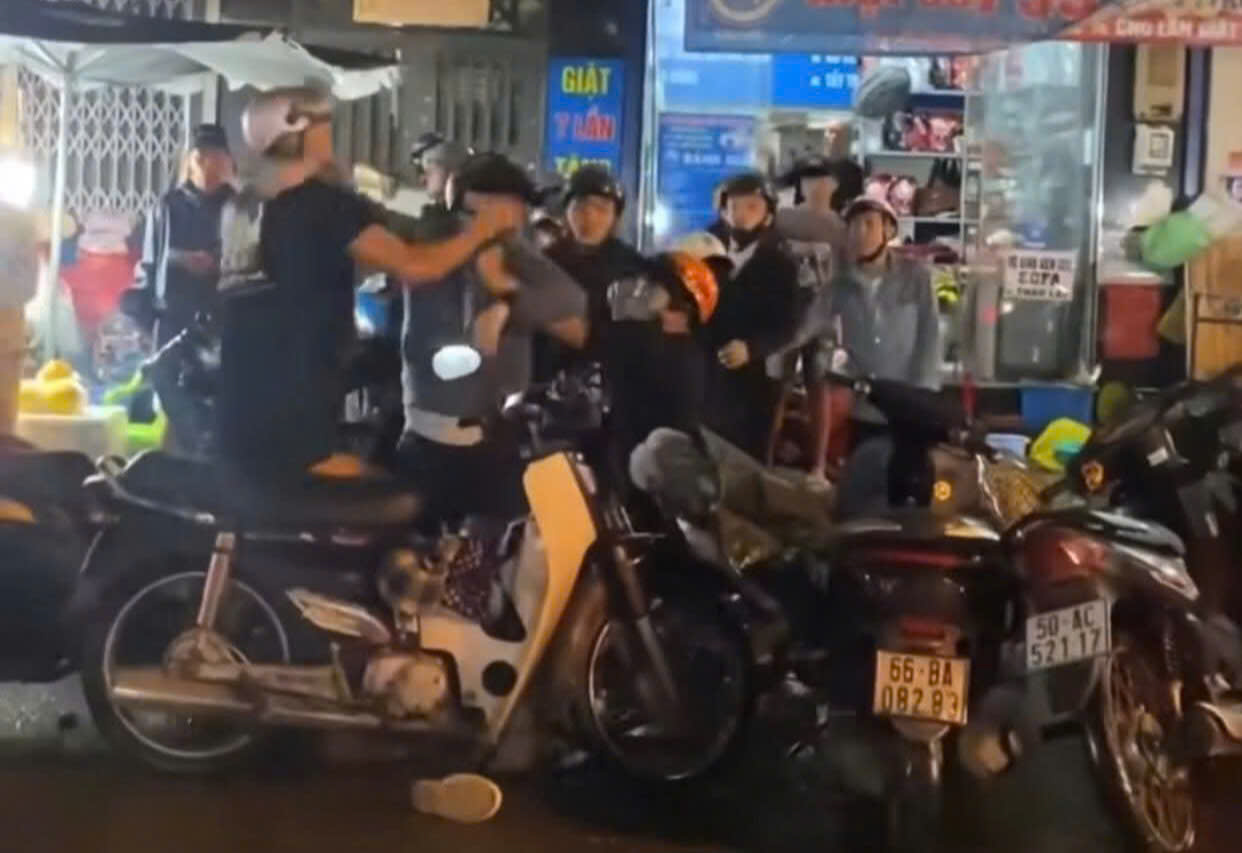 10 thanh niên đánh một thanh niên do mâu thuẫn "giật cô hồn"- Ảnh 1.