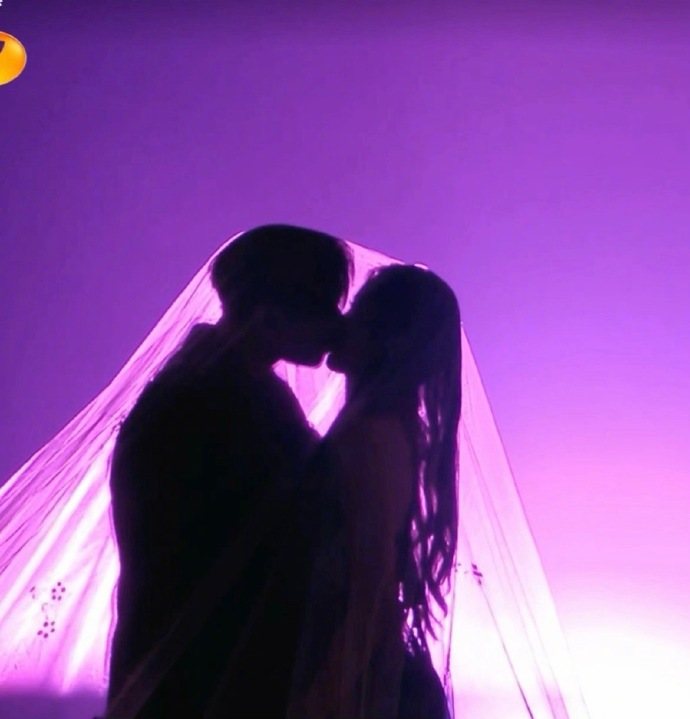 Thân mật trên sân khấu giao thừa, nam ca sĩ bất ngờ xin lỗi - Ảnh 1.