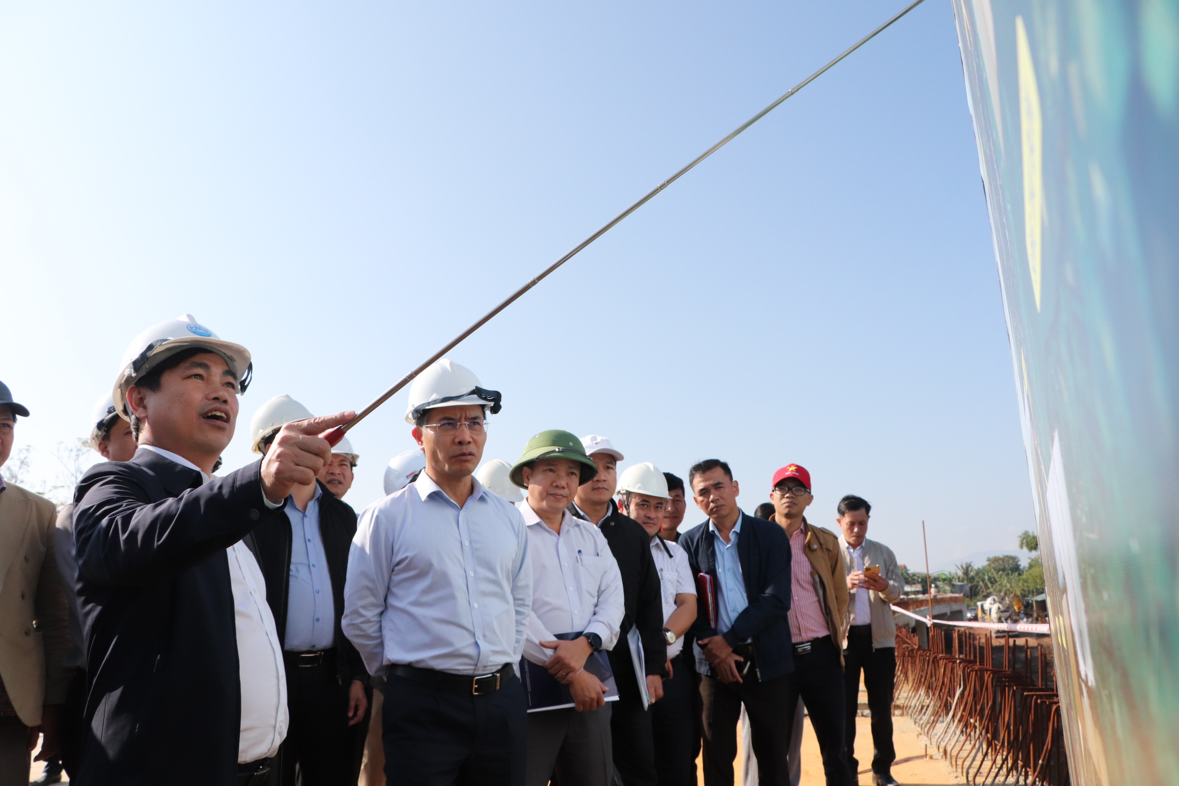 Chủ tịch Đ&agrave; Nẵng kiểm tra dự &aacute;n cầu Văn Ly ng&agrave;y đầu năm mới 2026 - Ảnh 2.