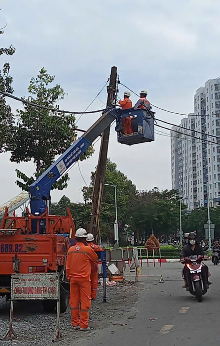 Di dời trụ điện giữa đường - Ảnh 1.