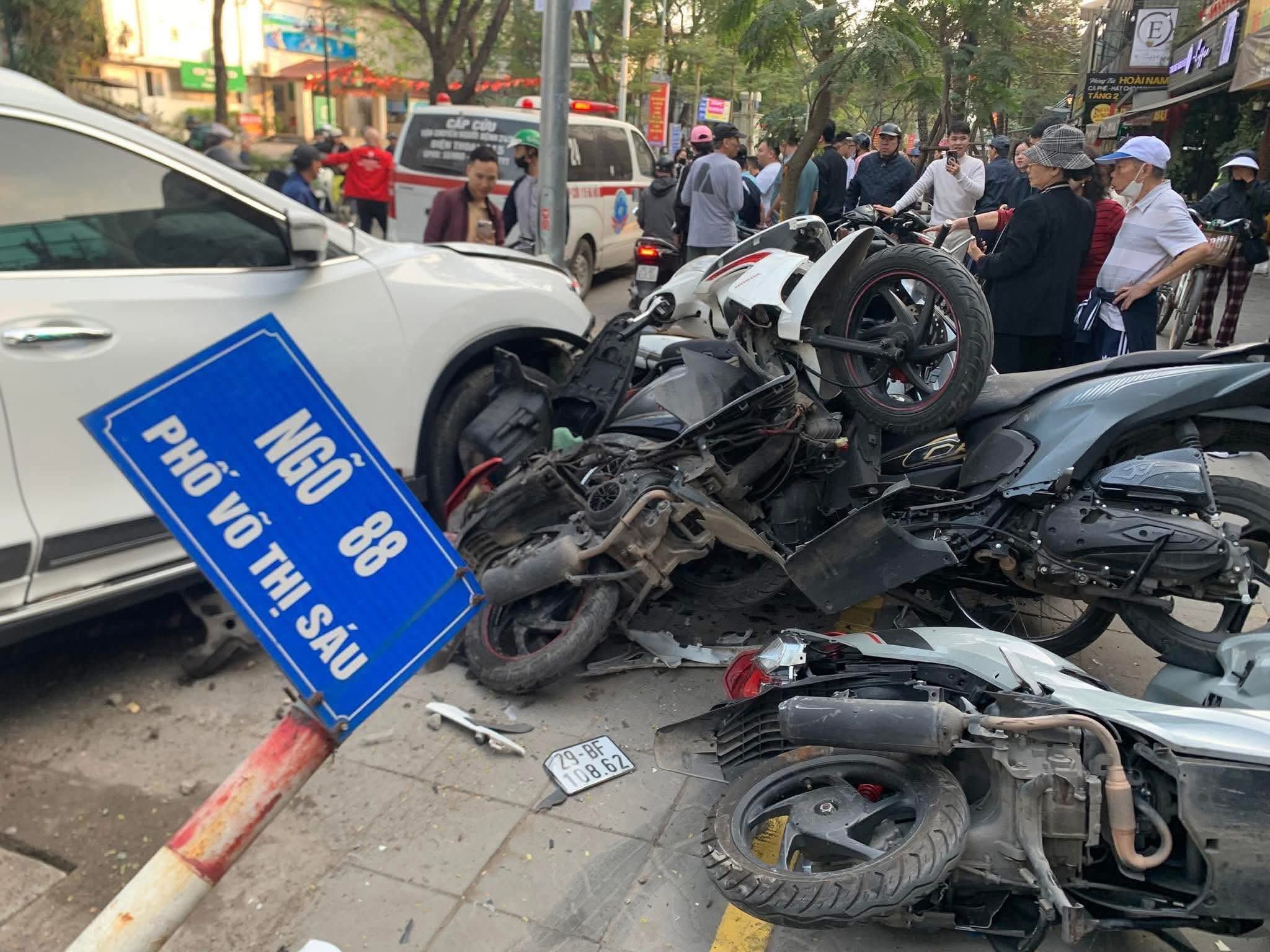 Ô tô con tông liên hoàn 6 xe máy trên phố Võ Thị Sáu gây tai nạn giao thông Hà Nội - Ảnh 2.