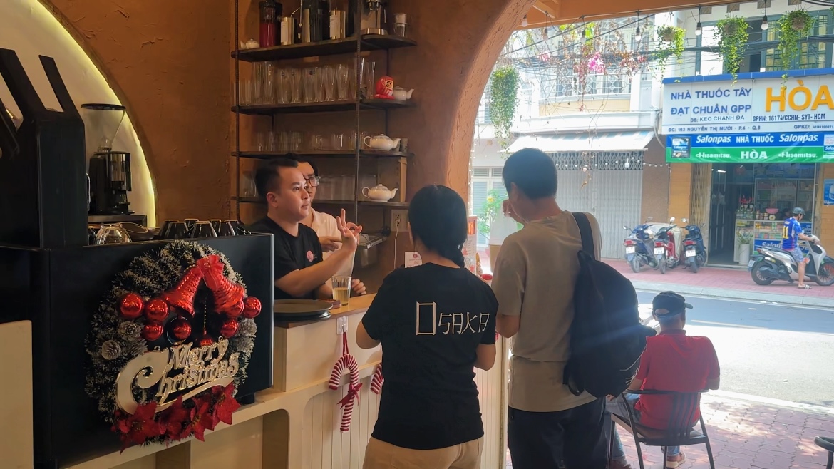 Osaka Coffee - qu&aacute;n c&agrave; ph&ecirc; của &ldquo;những đ&ocirc;i tay biết n&oacute;i&rdquo; - Ảnh 3.