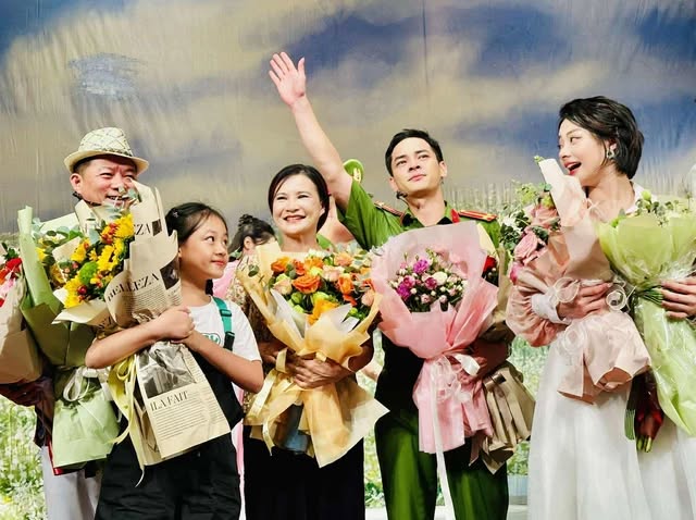 Nh&agrave; h&aacute;t Kịch H&agrave; Nội &ndash; một năm thăng hoa v&agrave; dấu ấn NSND Trung Hiếu - Ảnh 1.