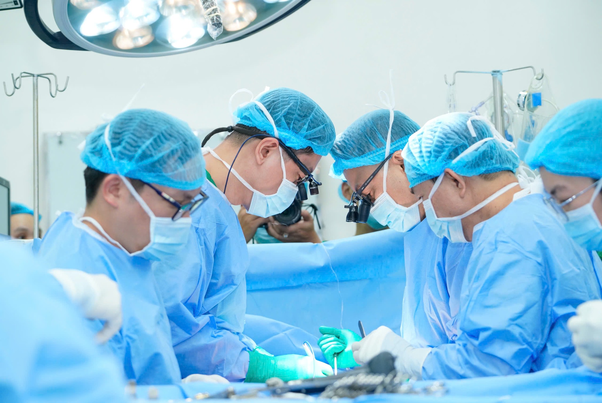 Ca ghép tim xuyên đêm, giành lại nhịp đập cho thiếu niên 16 tuổi - Ảnh 3.