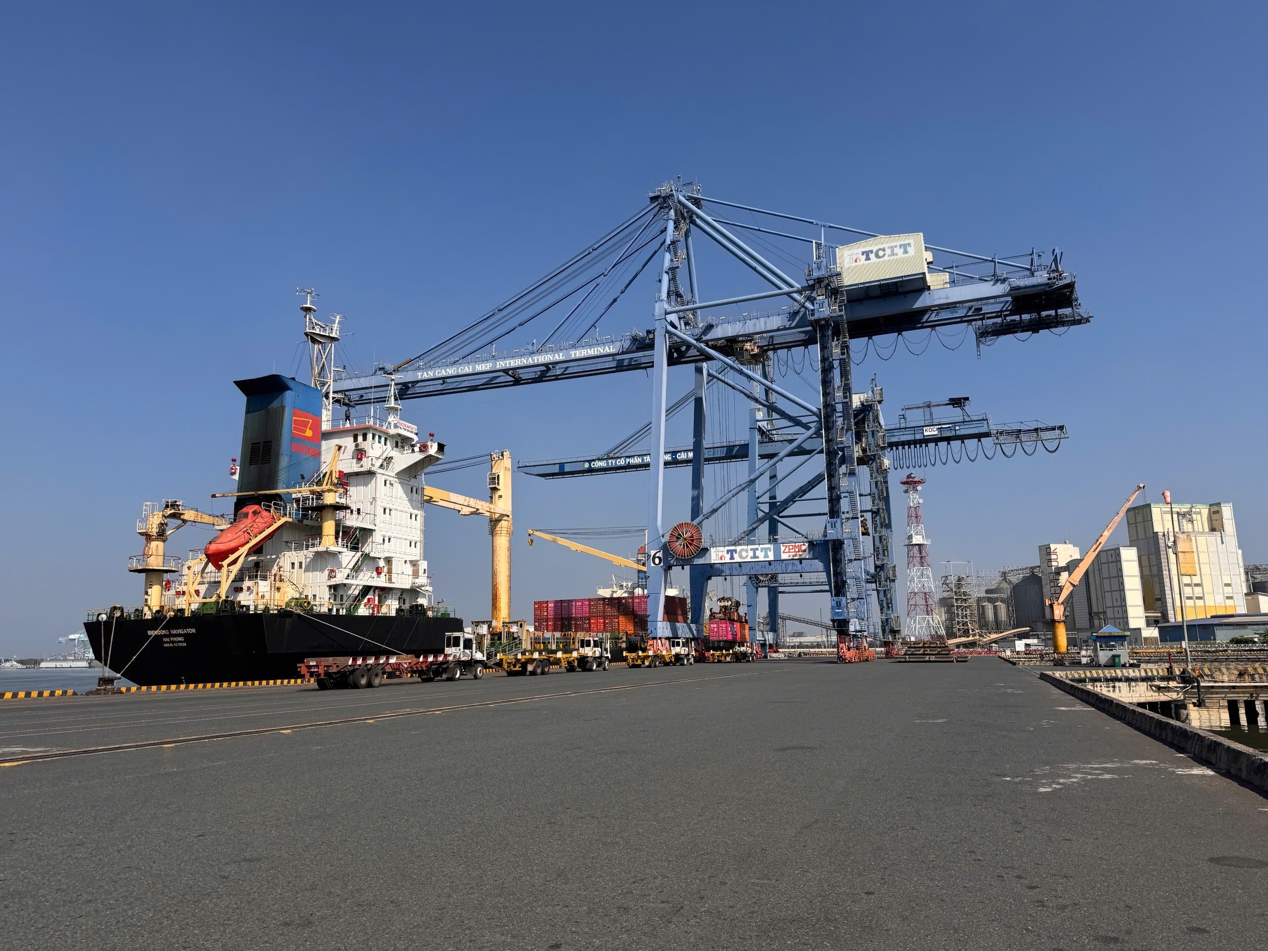 Cái Mép - Thị Vải liên tục đón tàu container trong ngày đầu năm 2026 - Ảnh 1.