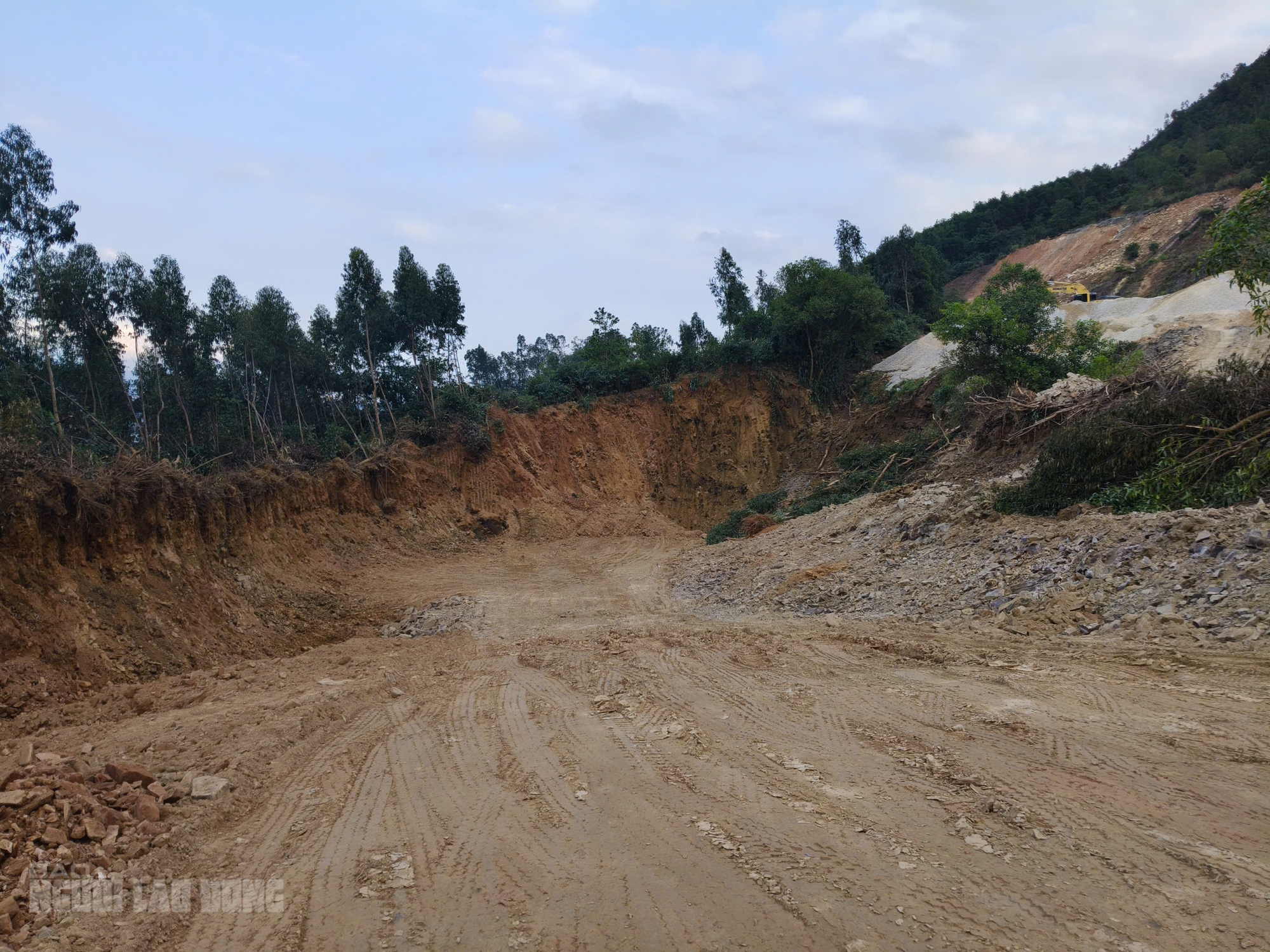 Phường Li&ecirc;n Chiểu xử l&yacute; đất tặc đe dọa cao tốc La Sơn &ndash; H&ograve;a Li&ecirc;n - Ảnh 1.