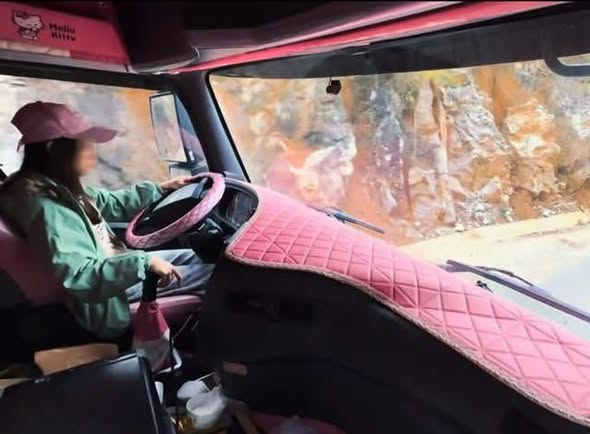 Nữ Tiktoker nổi tiếng dừng xe tải giữa đường để tranh luận việc “nháy đèn” - Ảnh 1.