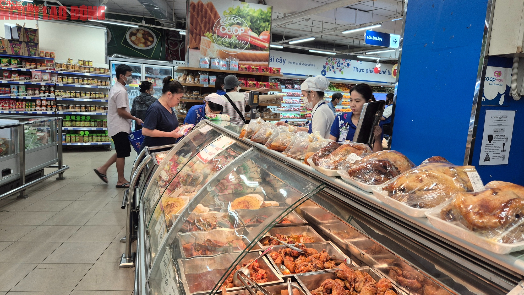 Người ti&ecirc;u d&ugrave;ng TPHCM xếp h&agrave;ng mua heo quay , vịt quay ăn Tết T&acirc;y - Ảnh 1.